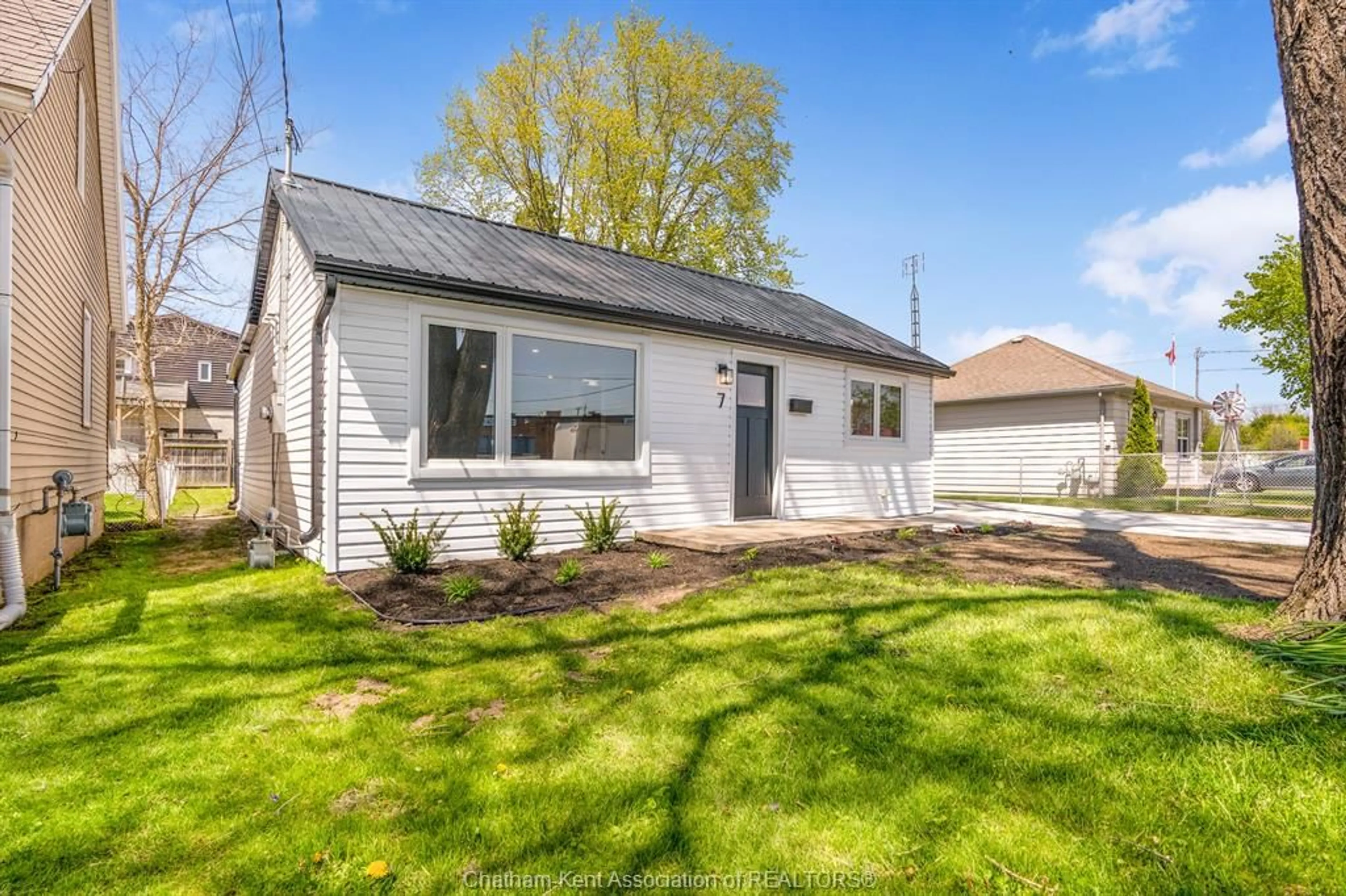 Home with vinyl exterior material, street for 7 OXLEY Dr, Chatham Ontario N7L 2K5