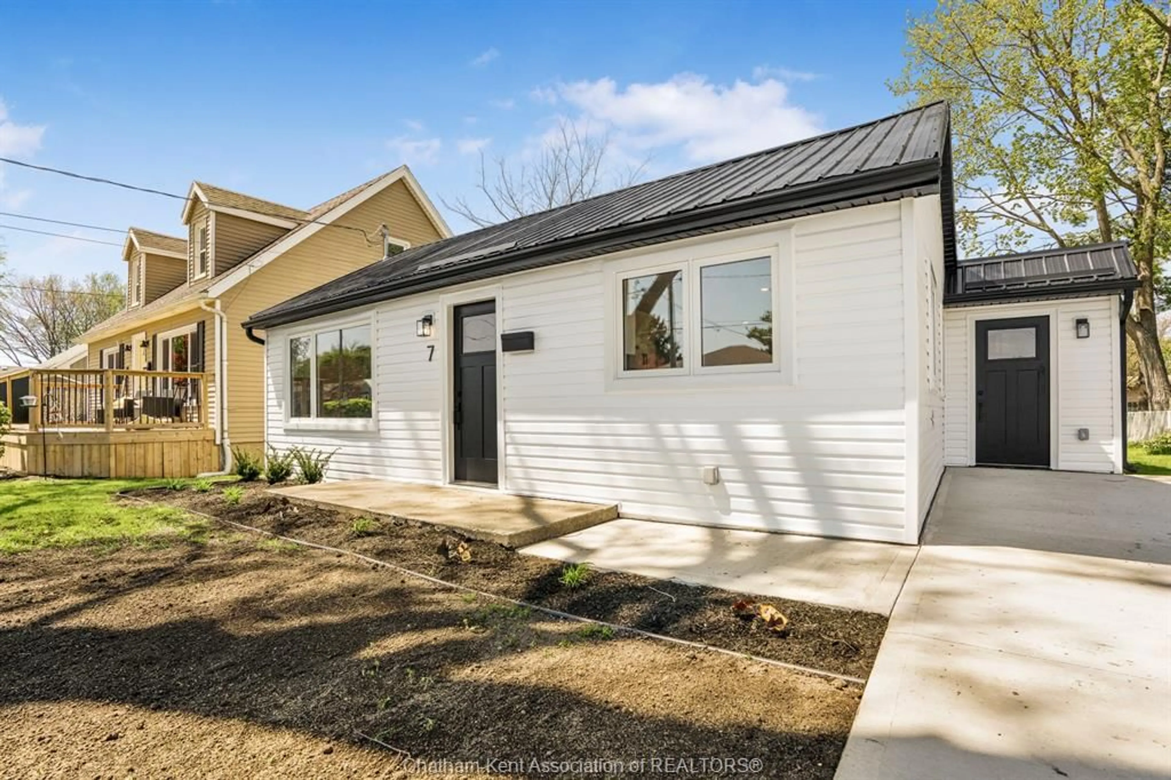 Home with vinyl exterior material, street for 7 OXLEY Dr, Chatham Ontario N7L 2K5