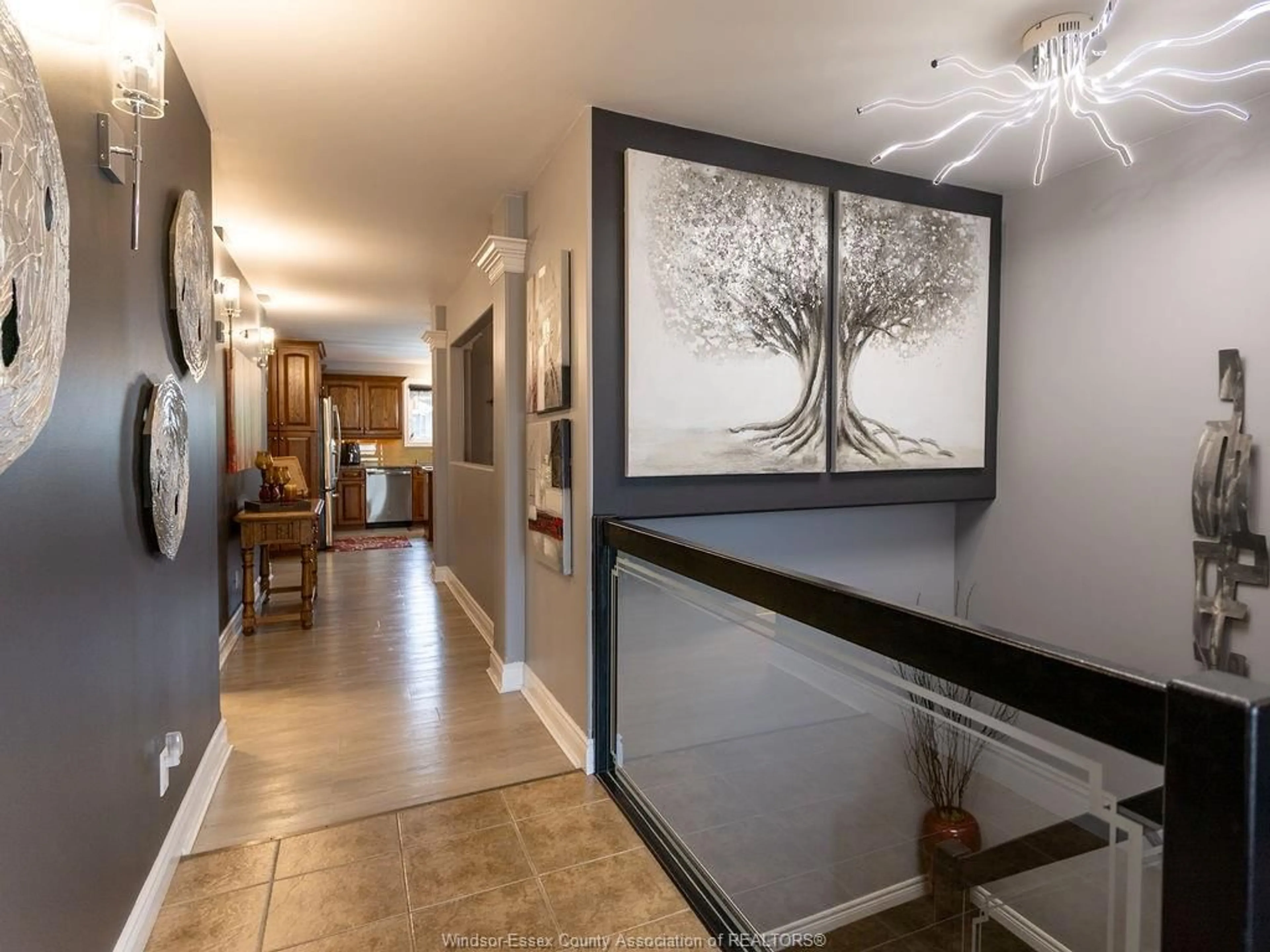 Indoor foyer for 898 SOUTHWOOD Dr, Lakeshore Ontario N8L 1G2