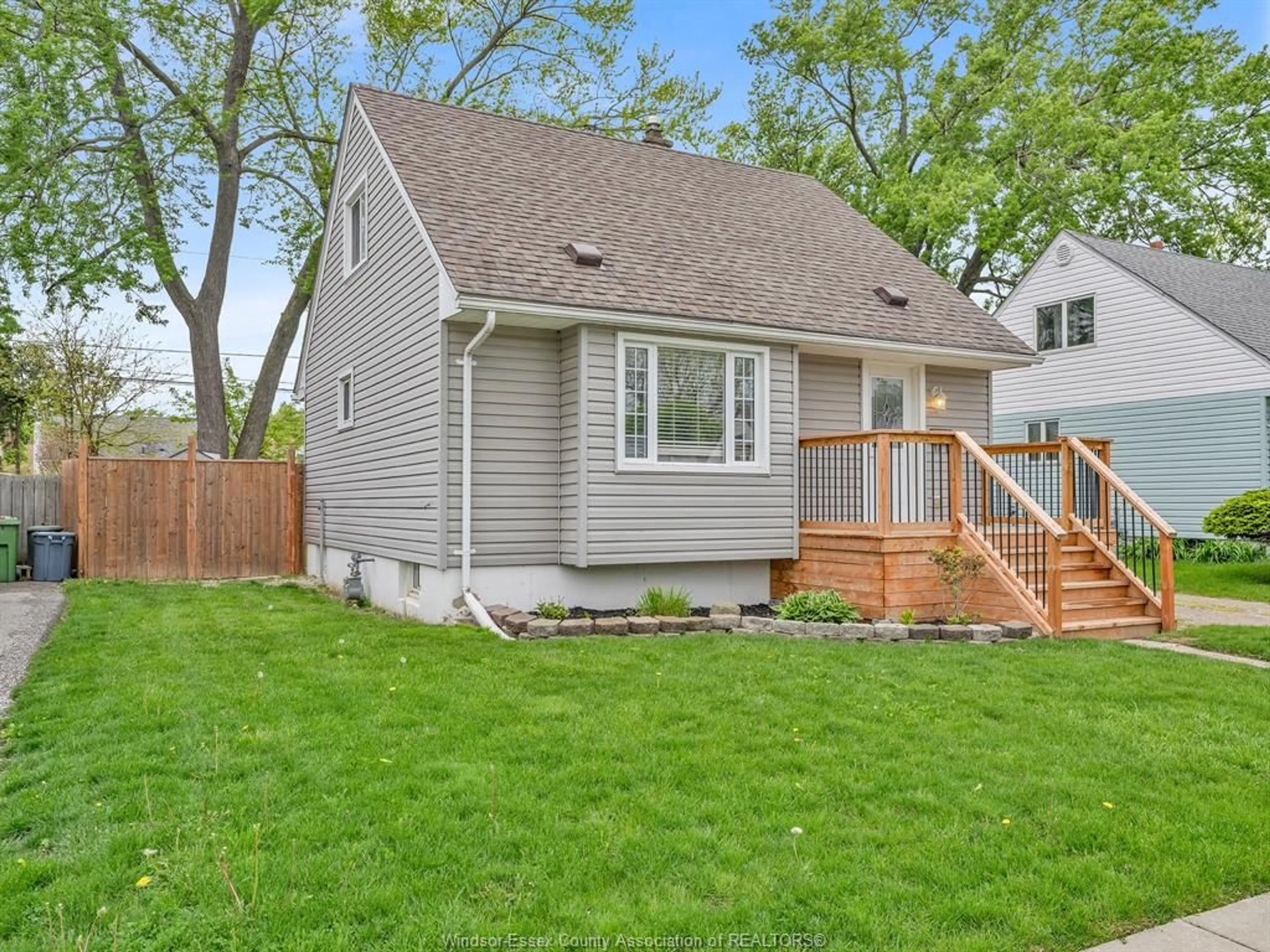 Home with vinyl exterior material, street for 1633 OLIVE, Windsor Ontario N8Y 4M8