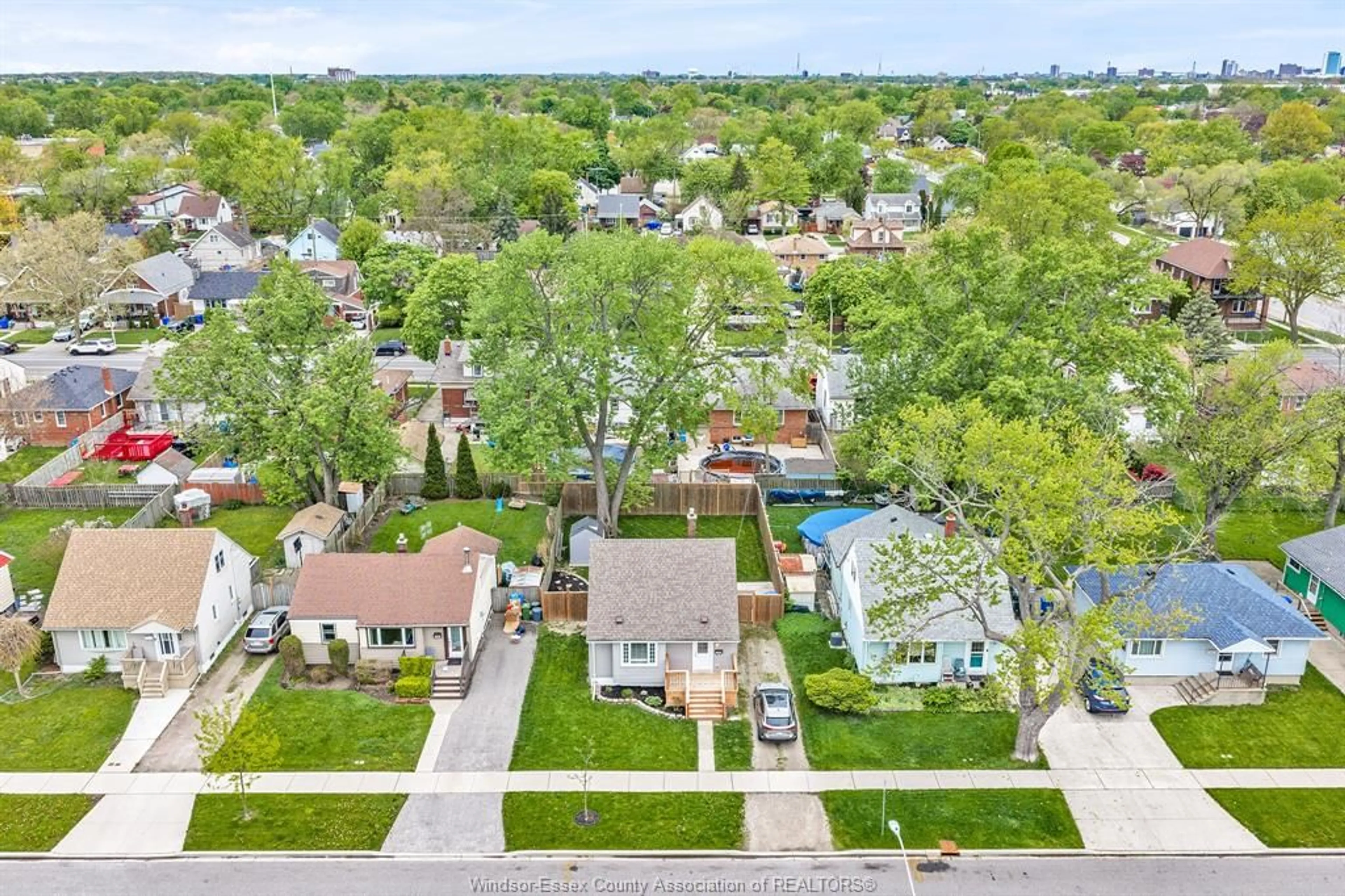 A pic from outside/outdoor area/front of a property/back of a property/a pic from drone, street for 1633 OLIVE, Windsor Ontario N8Y 4M8