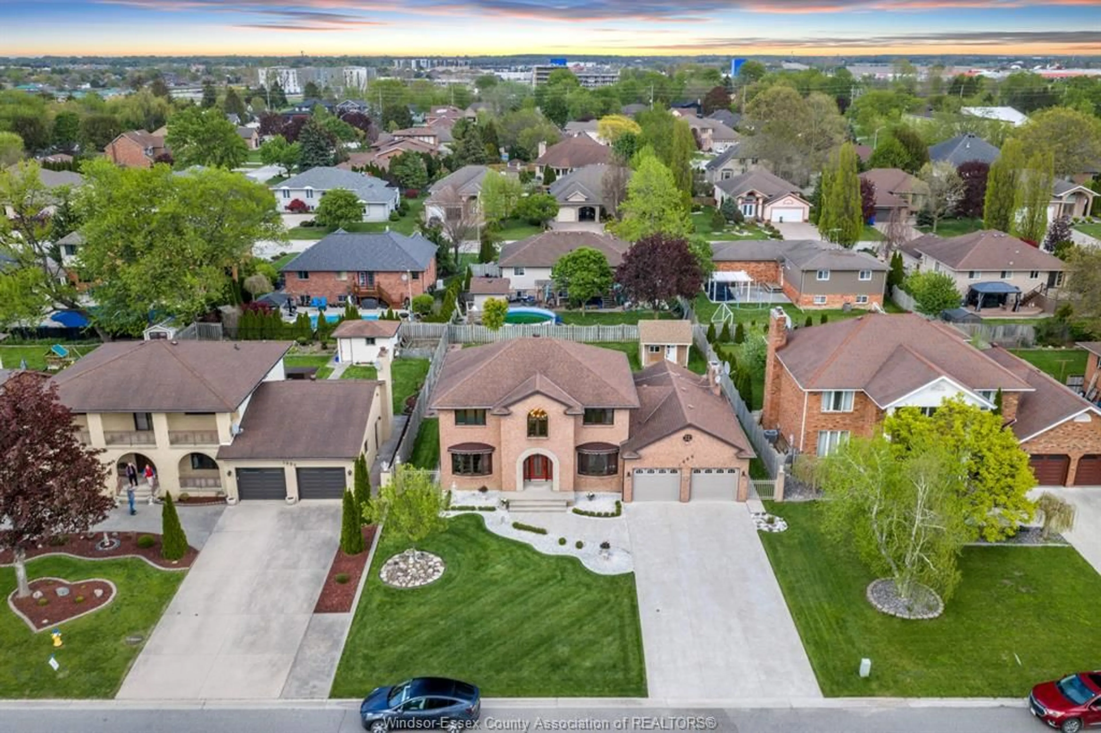 A pic from outside/outdoor area/front of a property/back of a property/a pic from drone, street for 1696 HEBERT, Tecumseh Ontario N8N 4G2