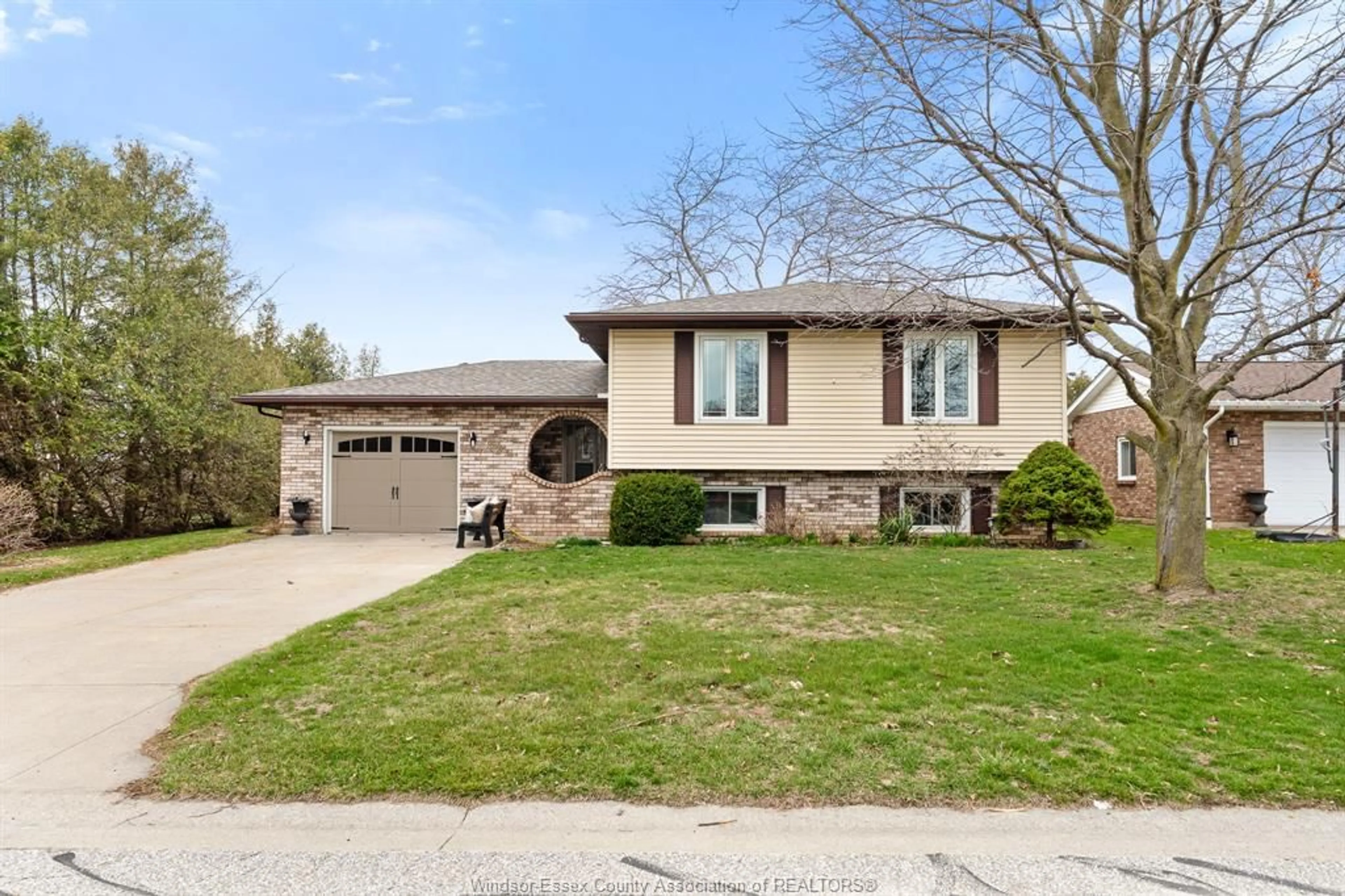 Home with brick exterior material, street for 42 William Ave, Kingsville Ontario N9Y 3T4