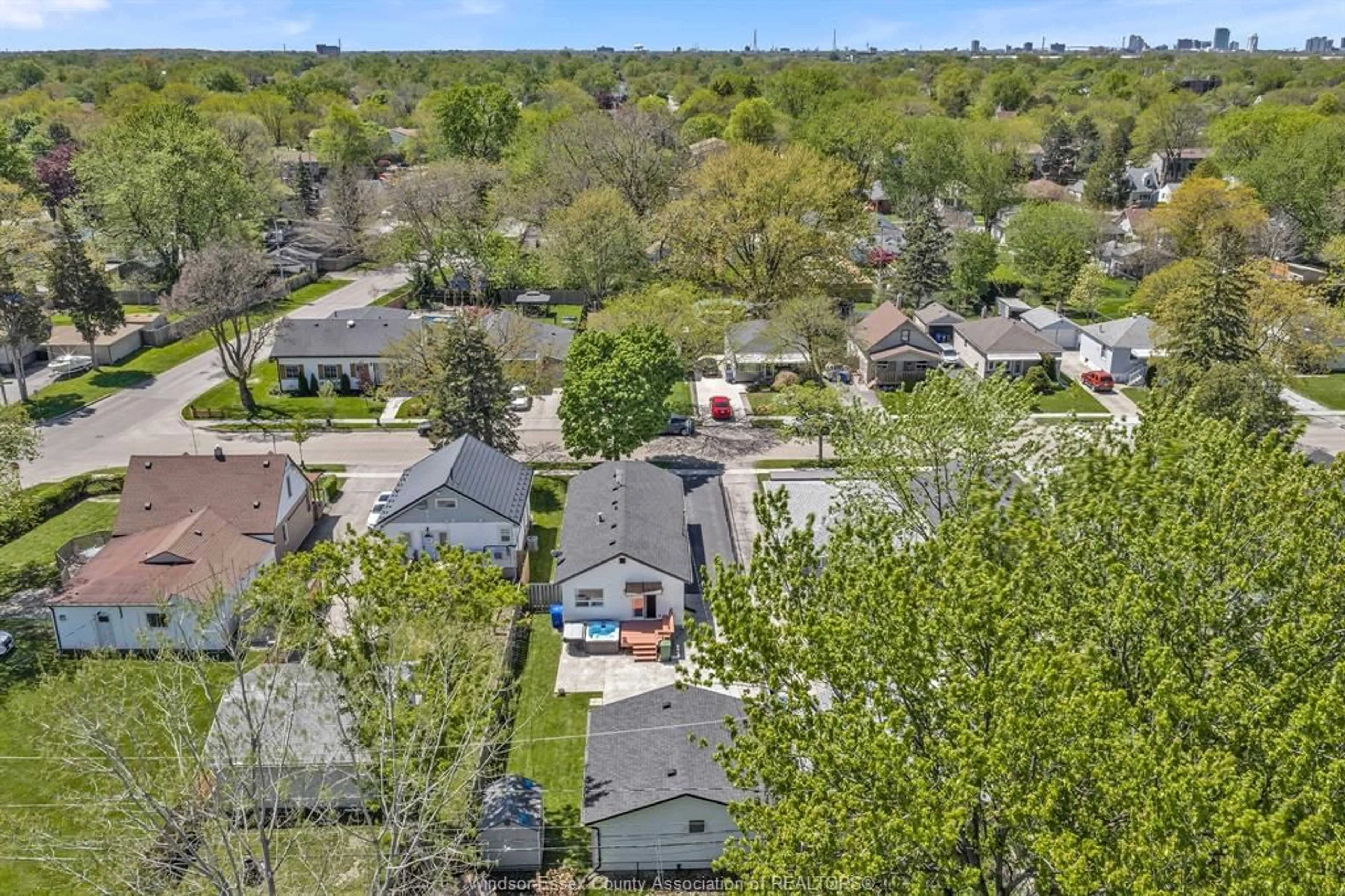 A pic from outside/outdoor area/front of a property/back of a property/a pic from drone, unknown for 1588 BUCKINGHAM, Windsor Ontario N8T 2A4
