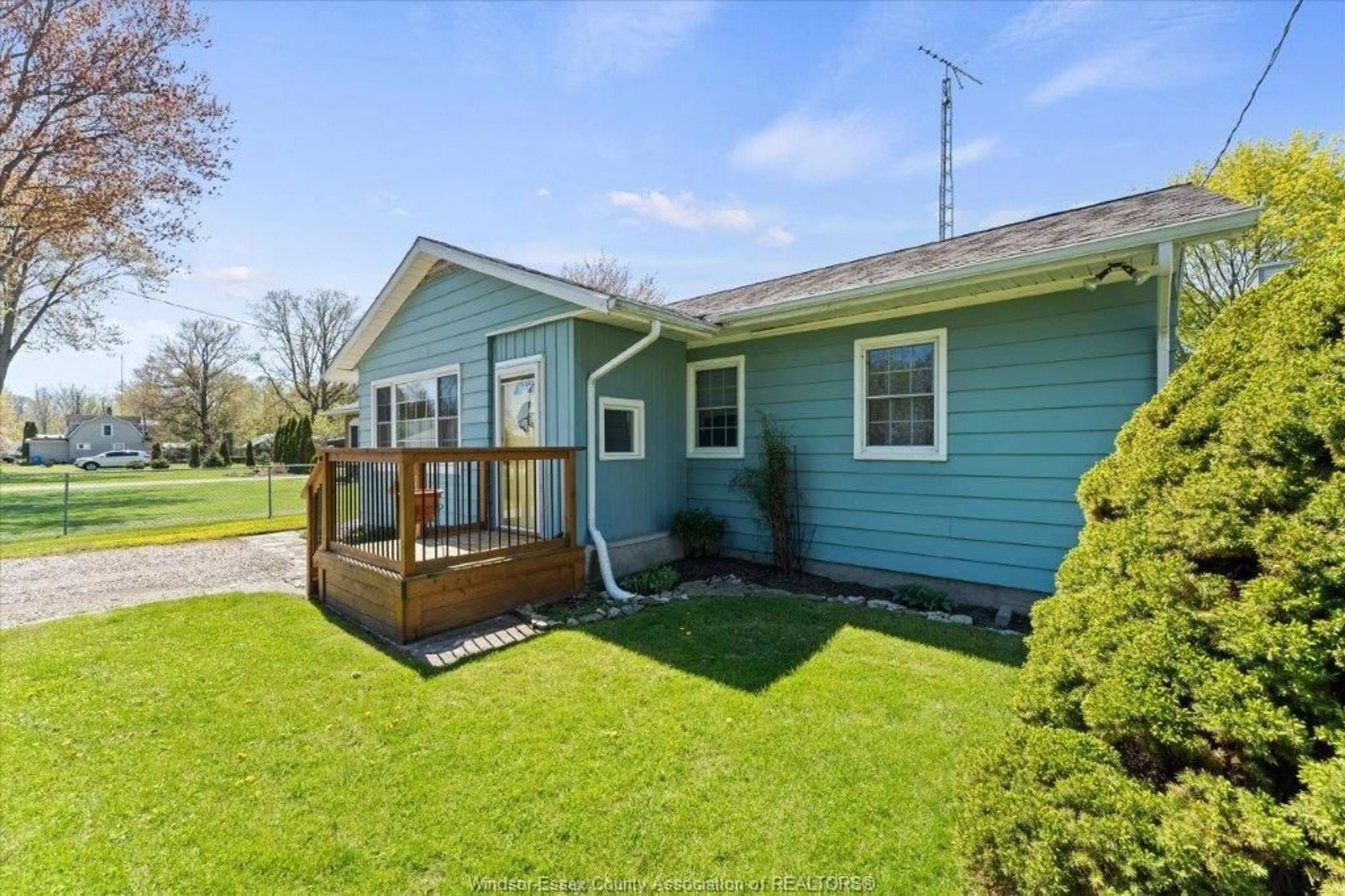 Home with vinyl exterior material, water/lake/river/ocean view for 73 PULLEY Rd, Leamington Ontario N0P 2P0