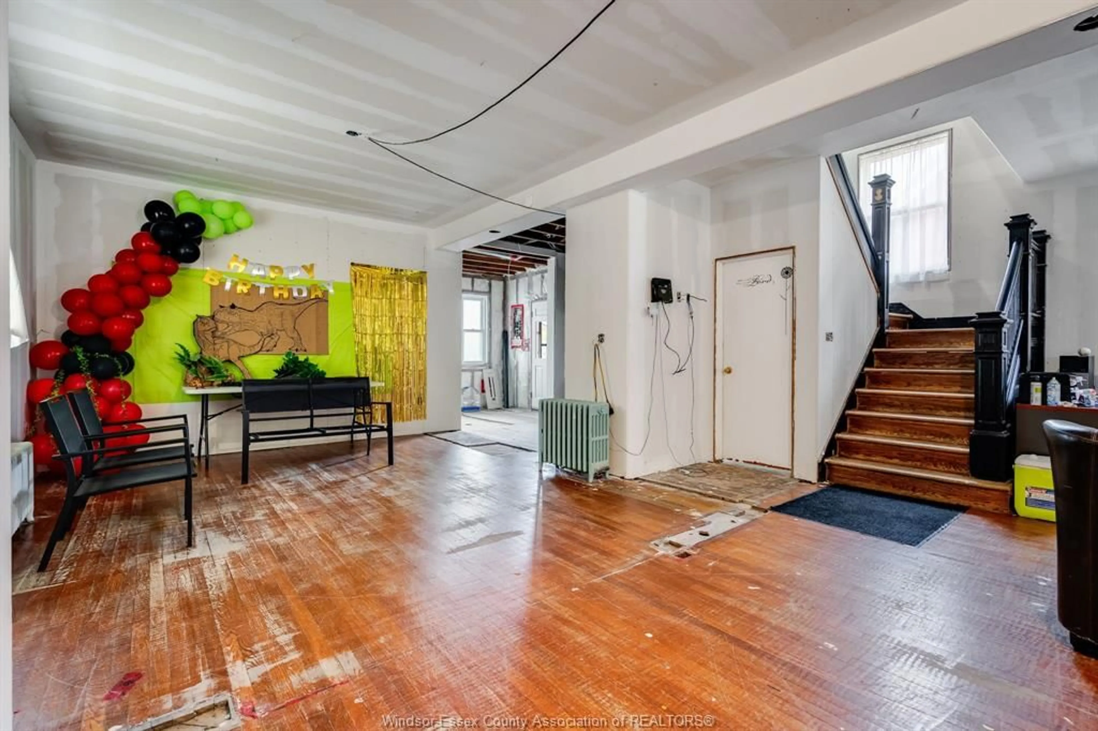 Indoor foyer for 115 Erie St, Leamington Ontario N8H 3B5