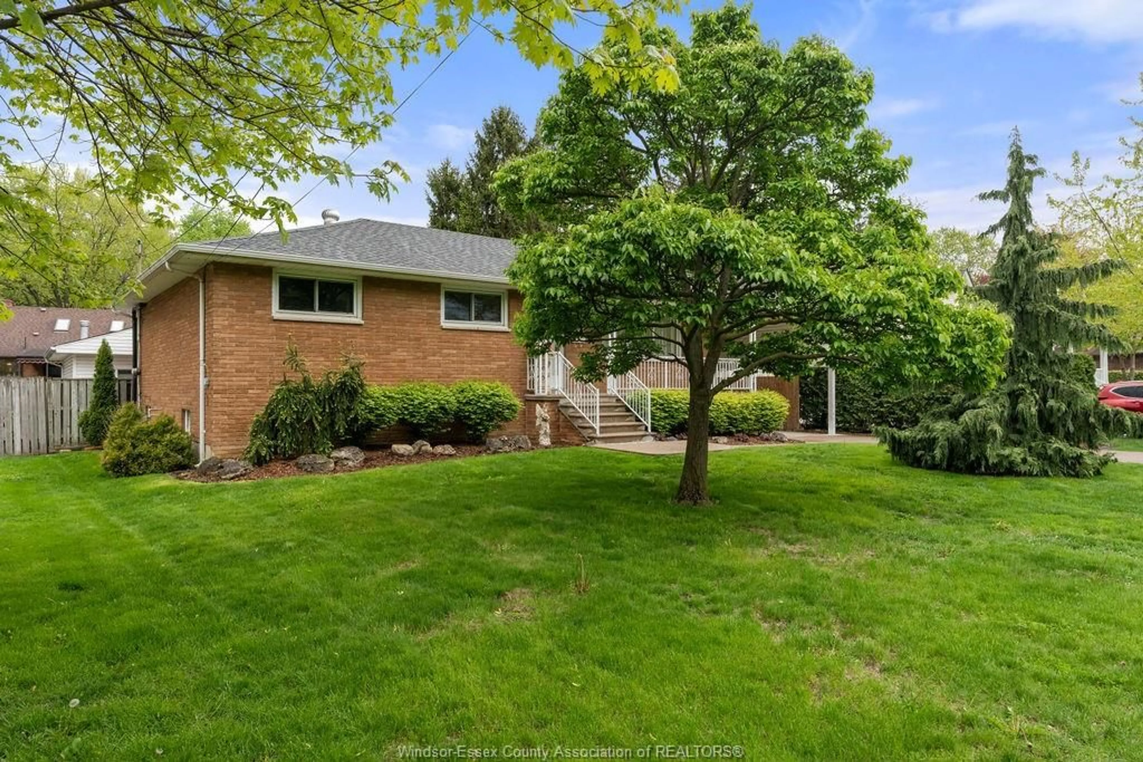 A pic from outside/outdoor area/front of a property/back of a property/a pic from drone, unknown for 4018 Casgrain, Windsor Ontario N9G 2A5