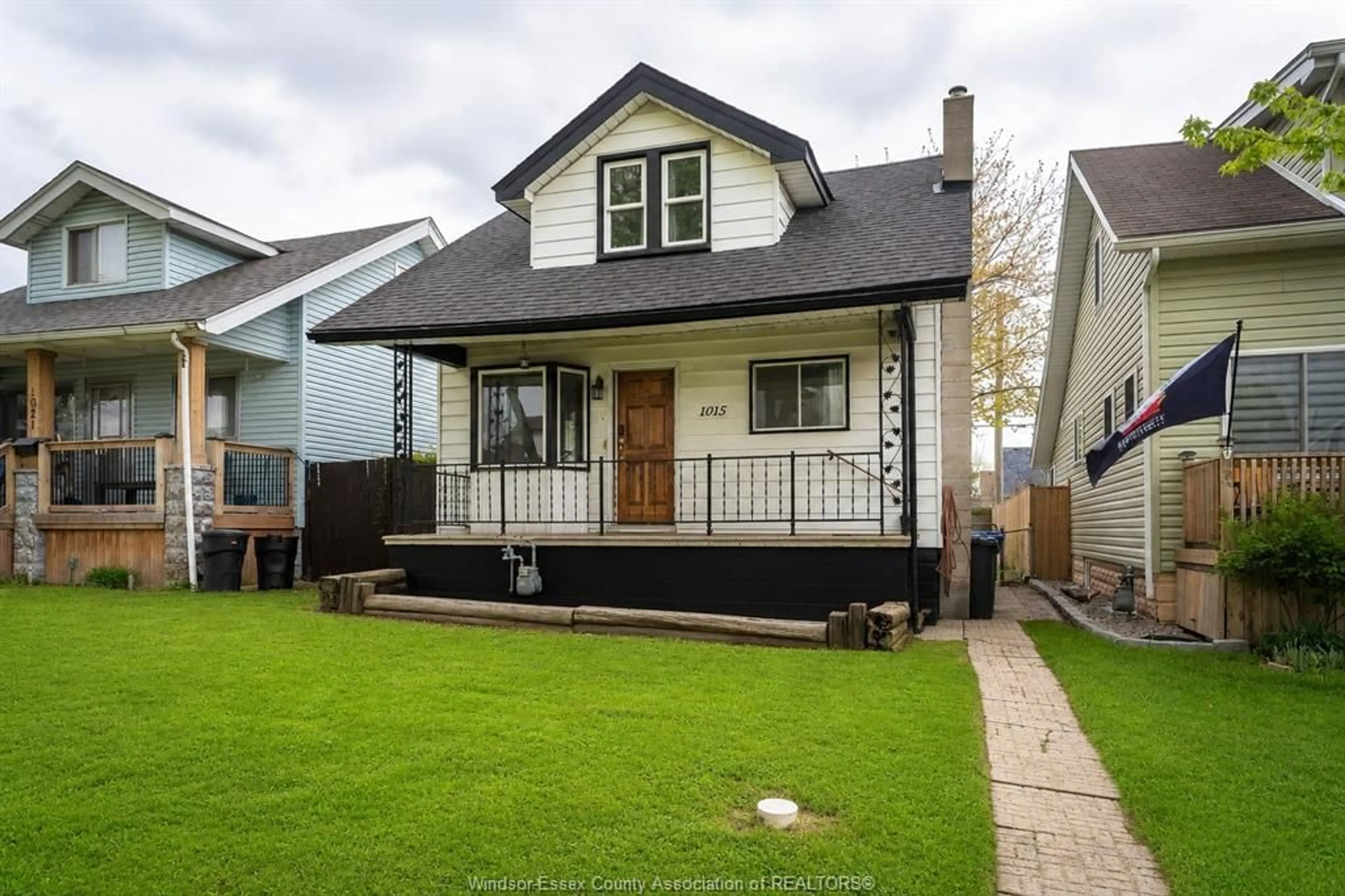 Home with vinyl exterior material, street for 1015 OAK, Windsor Ontario N9A 5G5
