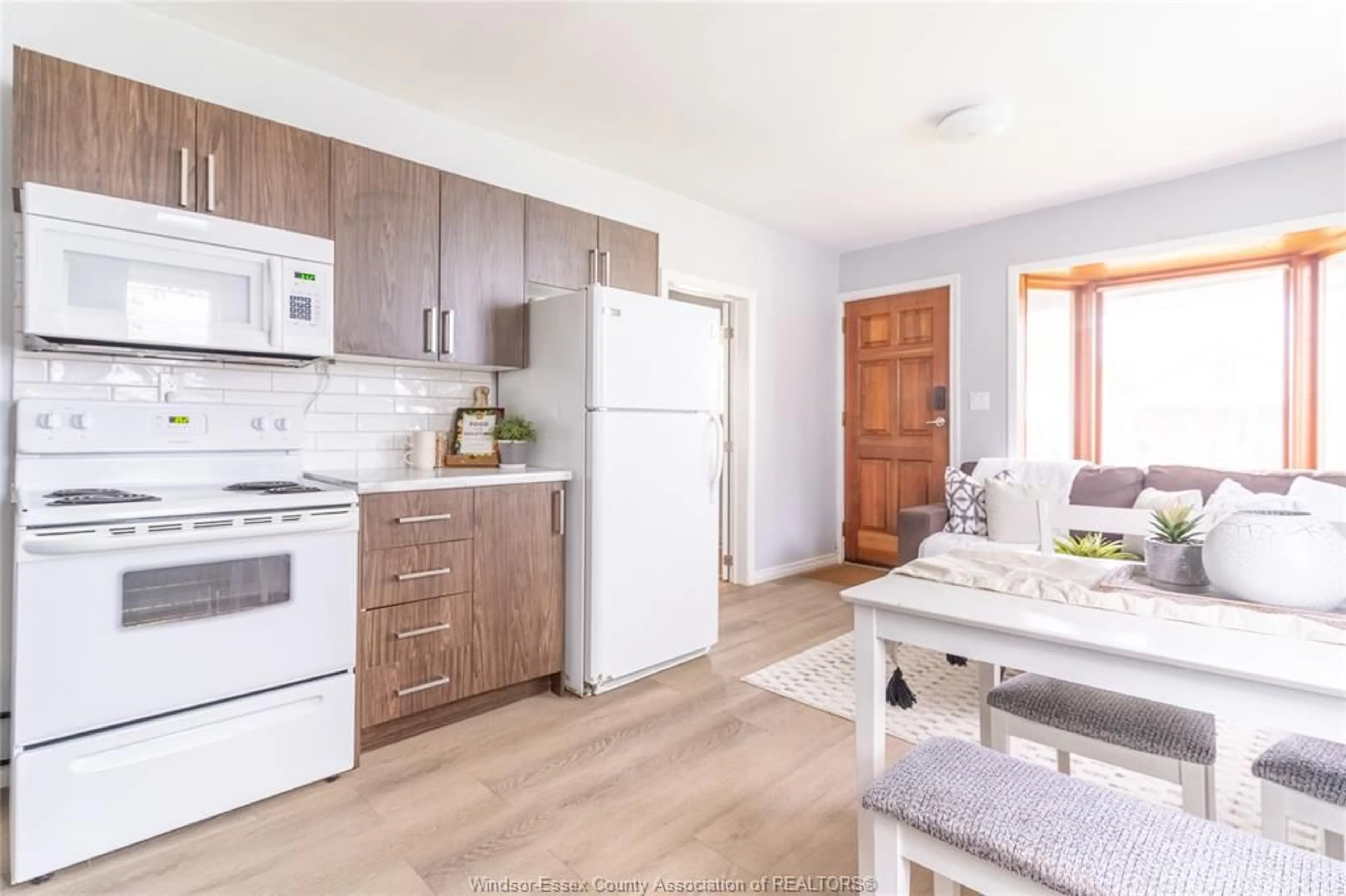 Open concept kitchen, wood/laminate floor for 1015 OAK, Windsor Ontario N9A 5G5