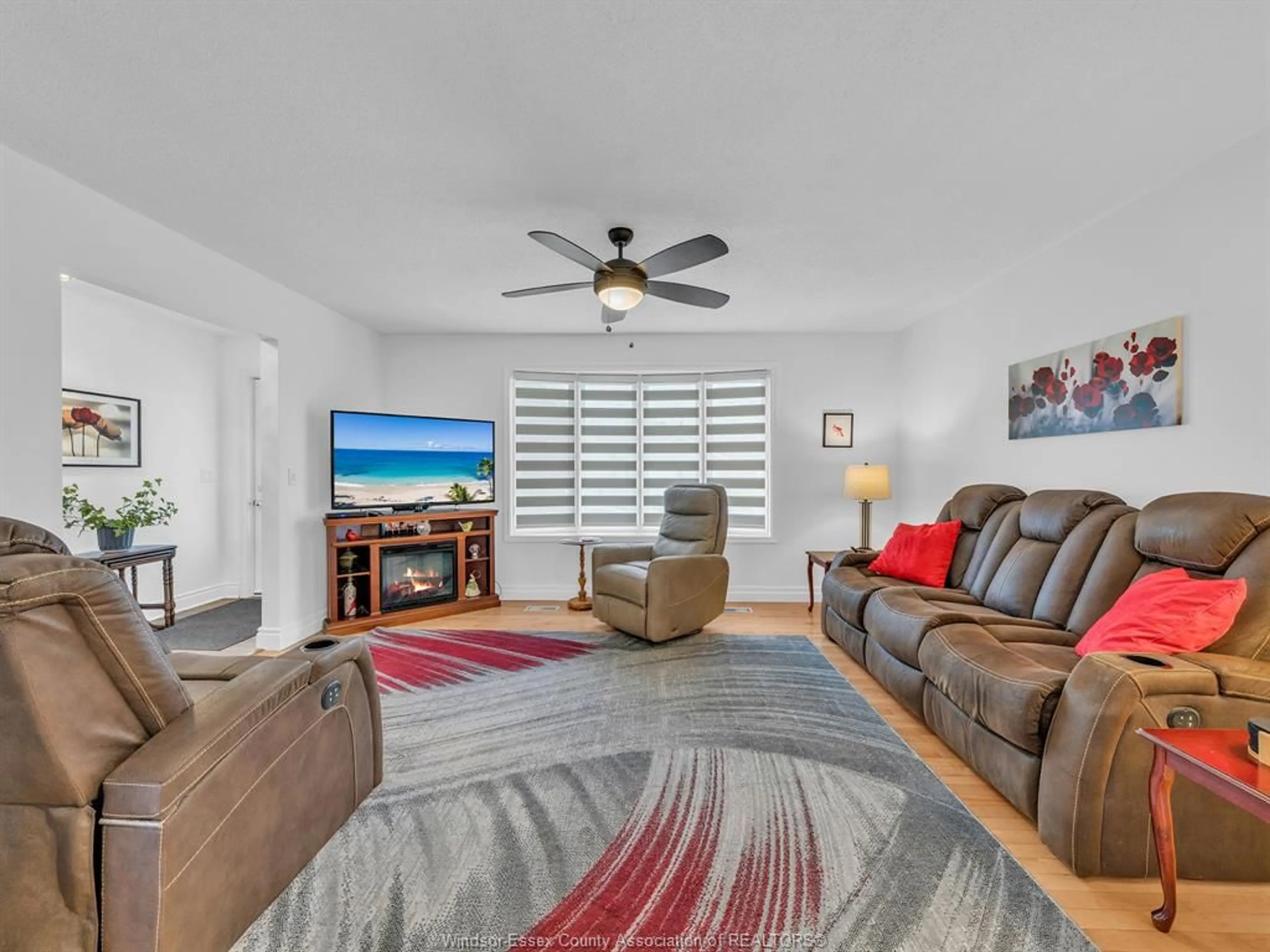 Living room with furniture, unknown for 18 MARVIN GARDENS, Amherstburg Ontario N9V 3M8