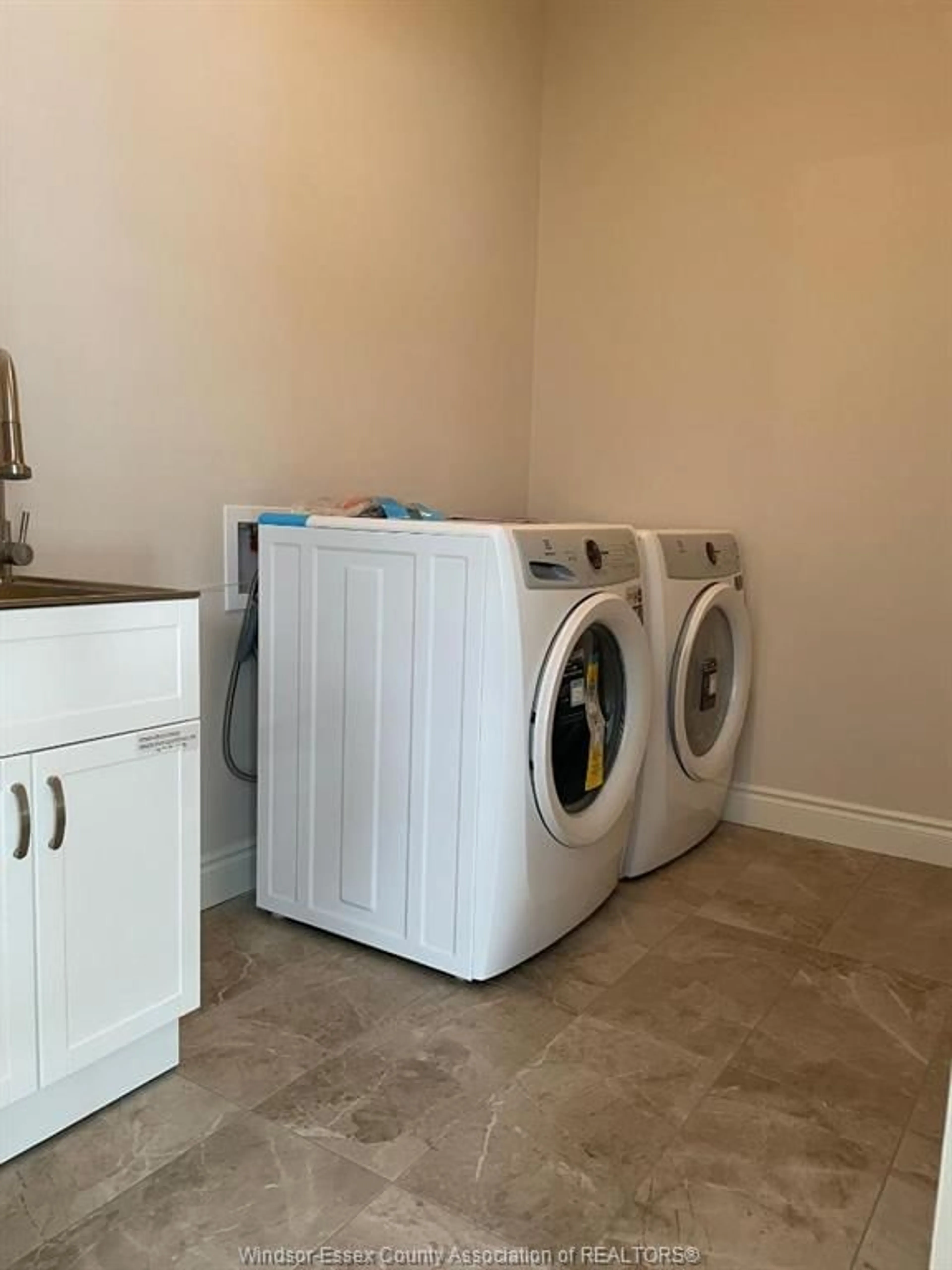 Laundry room for 54 CALLAMS BAY Cres, Amherstburg Ontario N9V 2R7