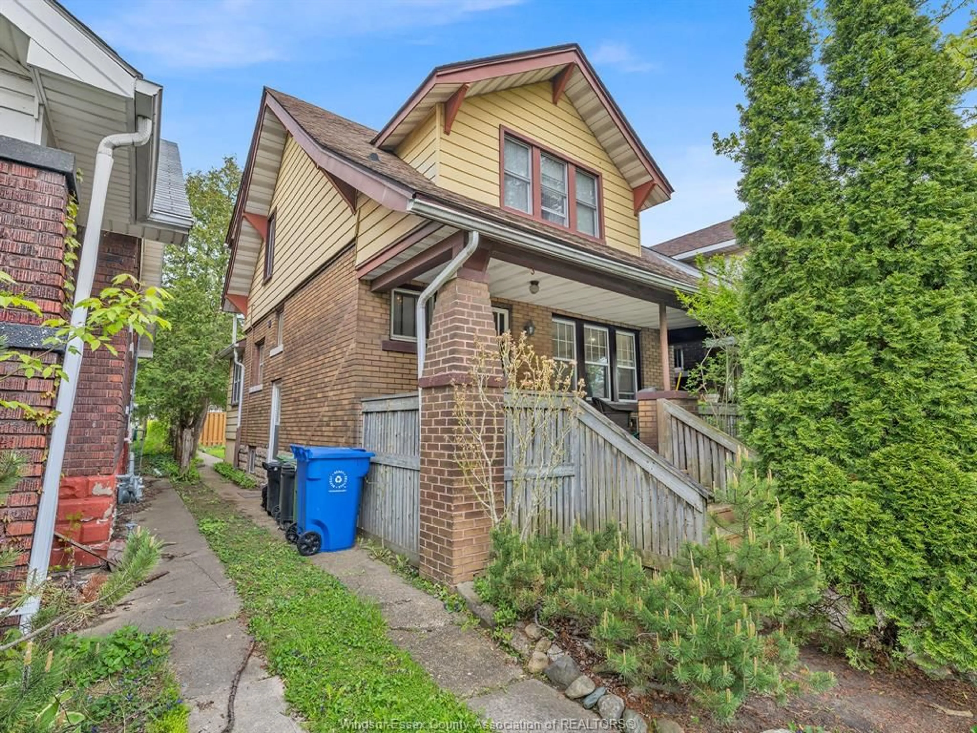 Home with brick exterior material, street for 1220 LINCOLN, Windsor Ontario N8Y 2H8
