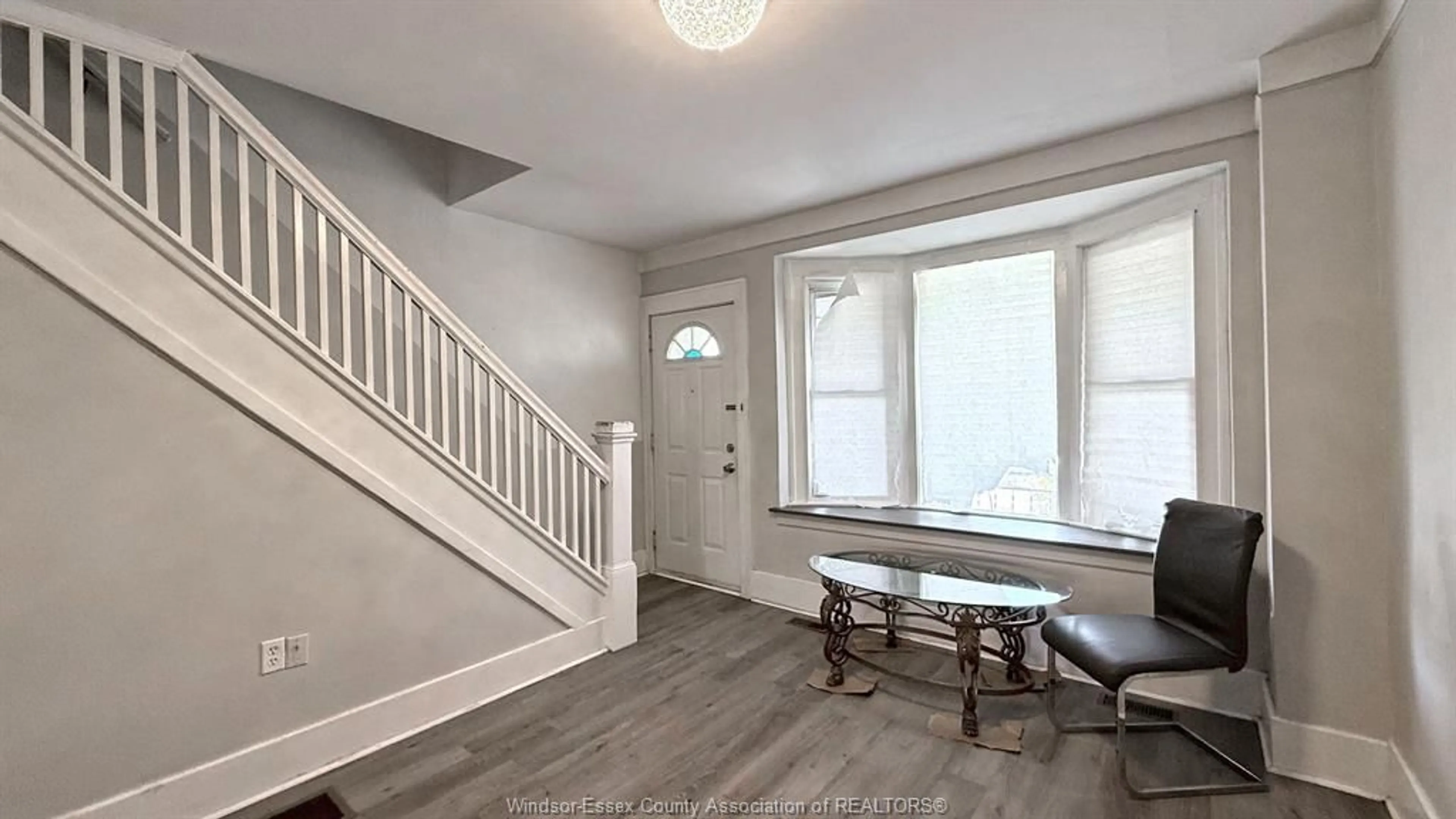 Indoor entryway for 1424 Wyandotte St, Windsor Ontario N9B 1H4