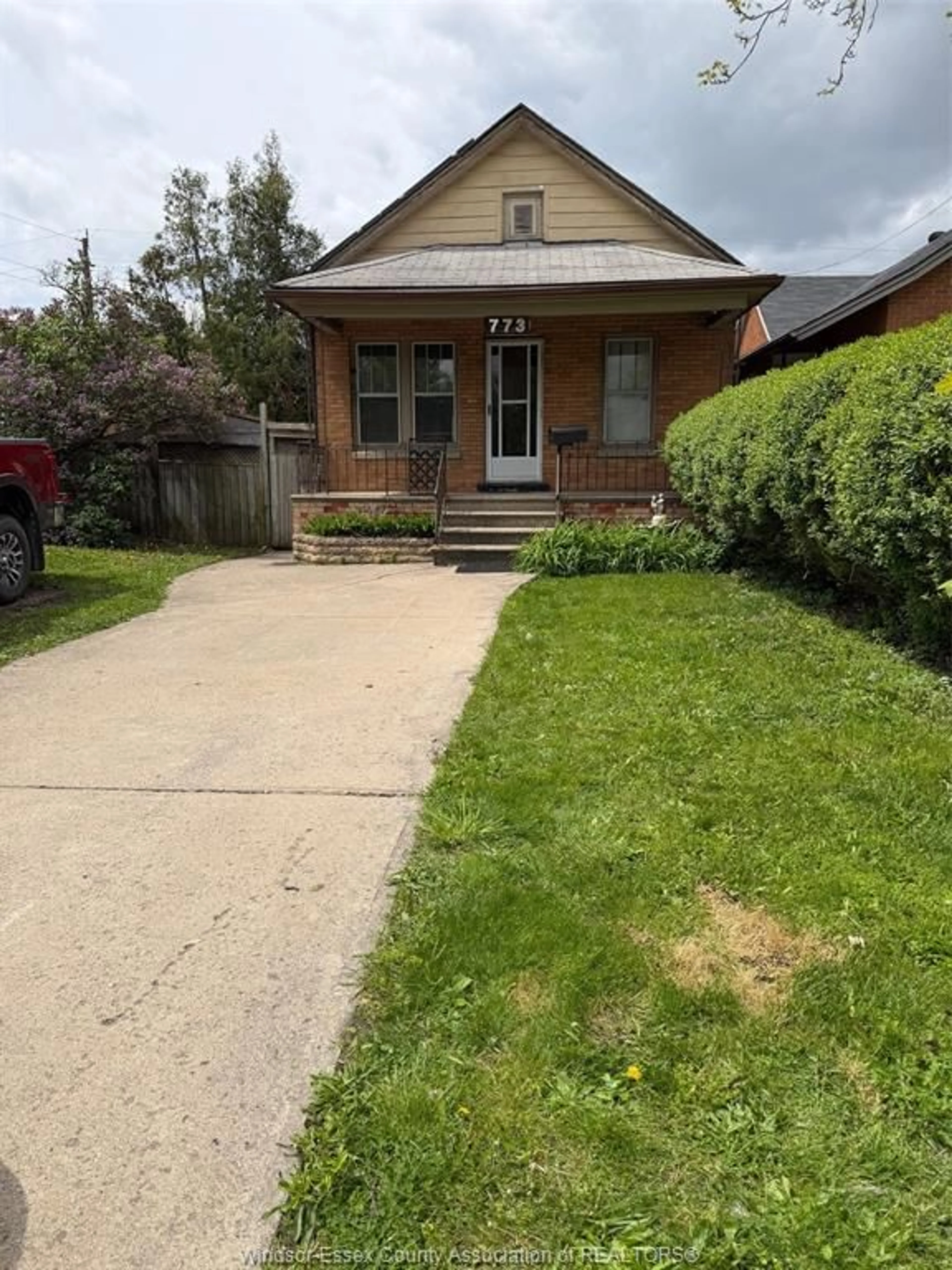 A pic from outside/outdoor area/front of a property/back of a property/a pic from drone, street for 773 GLENGARRY Ave, Windsor Ontario N9A 1R4
