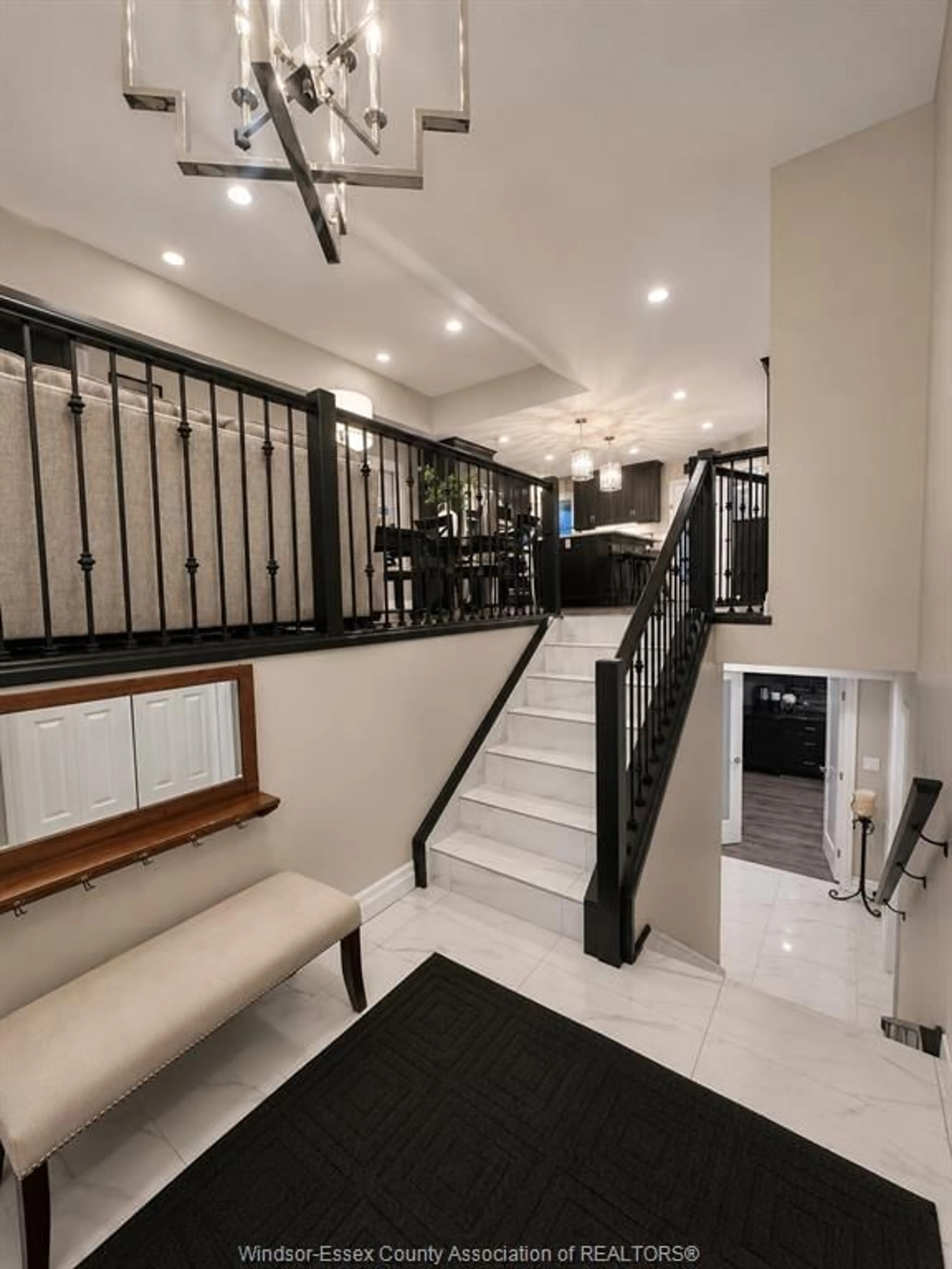 Indoor foyer for 370 WELSH, Amherstburg Ontario N9V 0E7