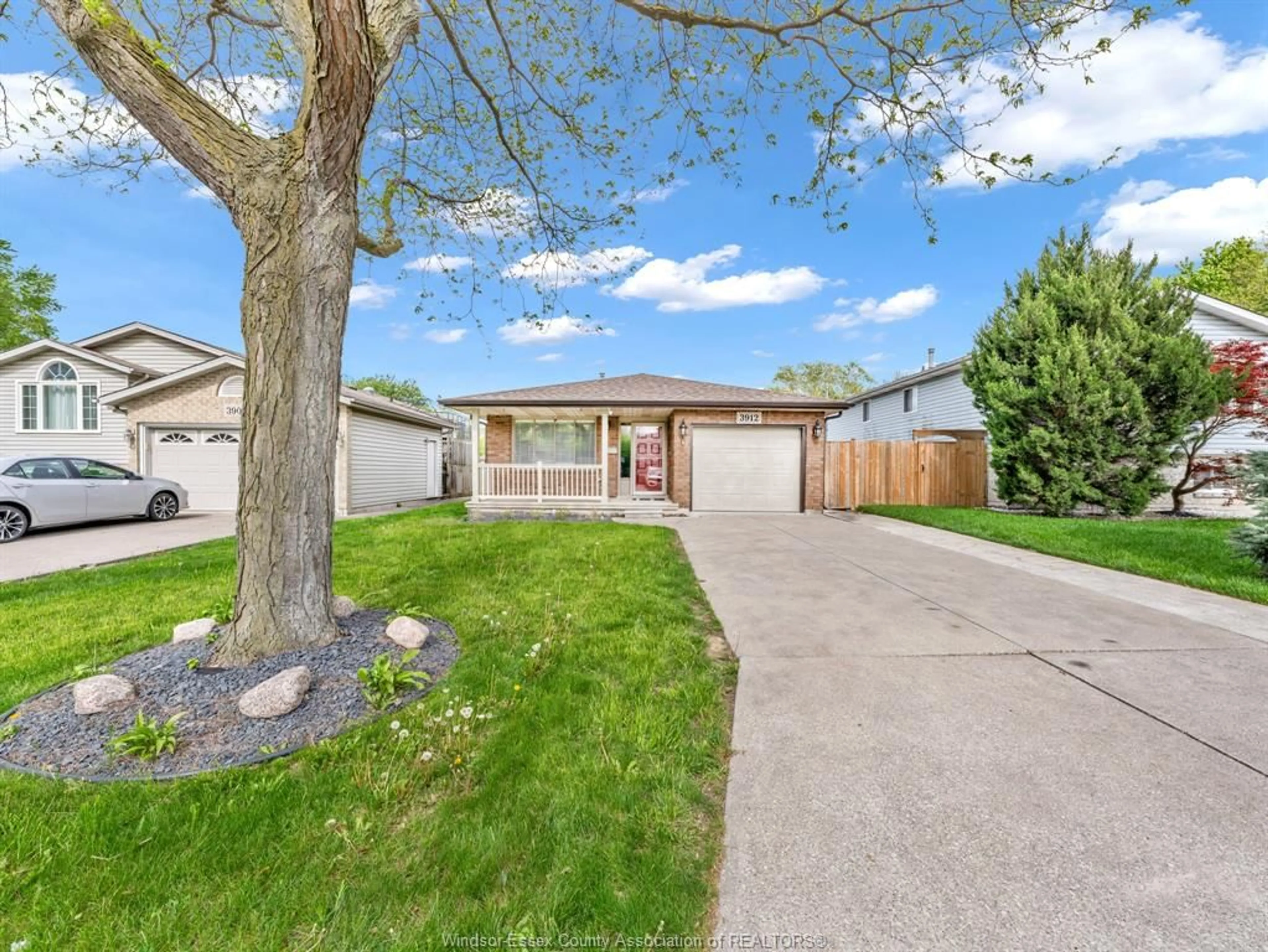 A pic from outside/outdoor area/front of a property/back of a property/a pic from drone, street for 3912 BLISS Rd, Windsor Ontario N8W 5L1