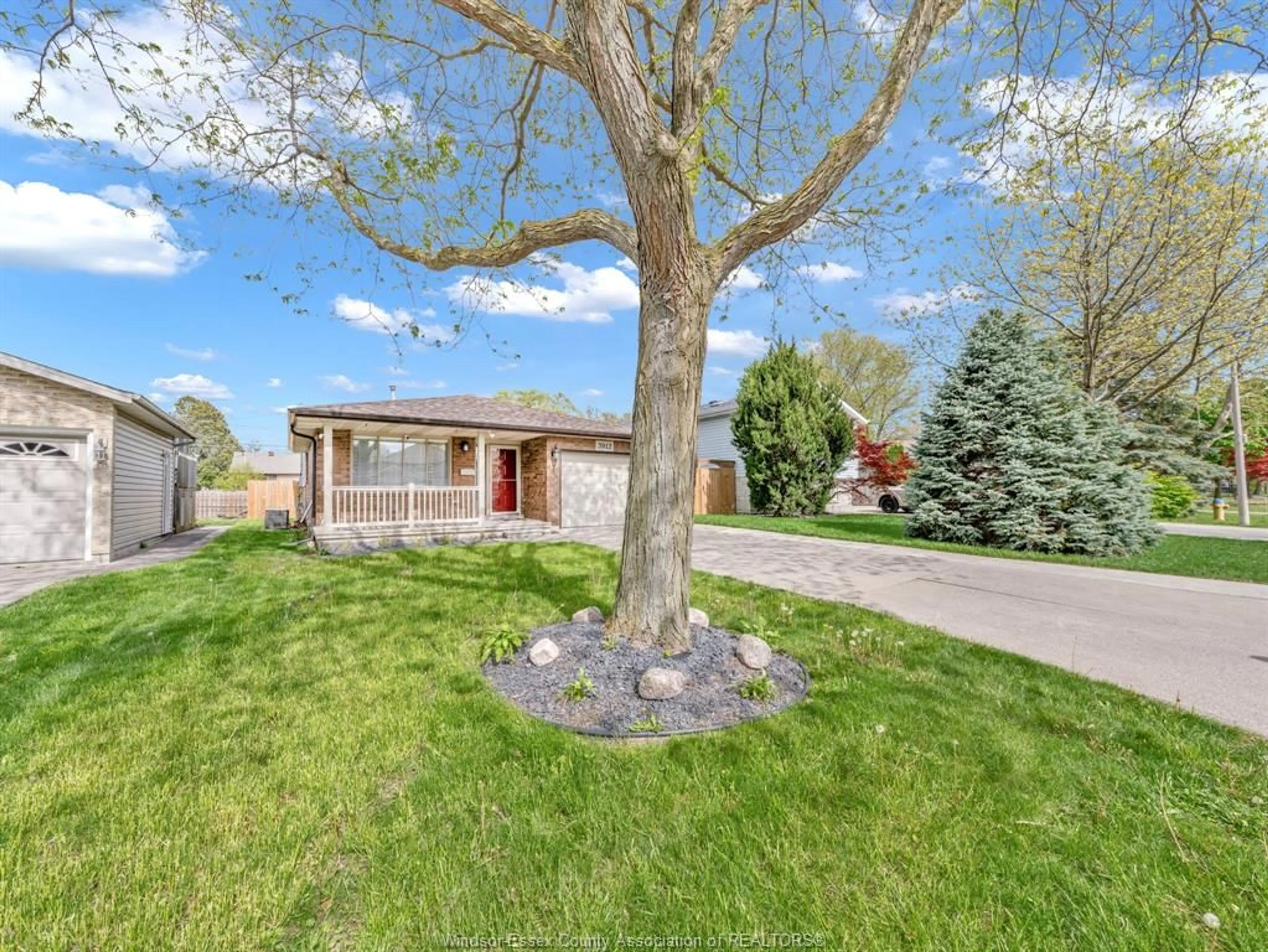 A pic from outside/outdoor area/front of a property/back of a property/a pic from drone, street for 3912 BLISS Rd, Windsor Ontario N8W 5L1