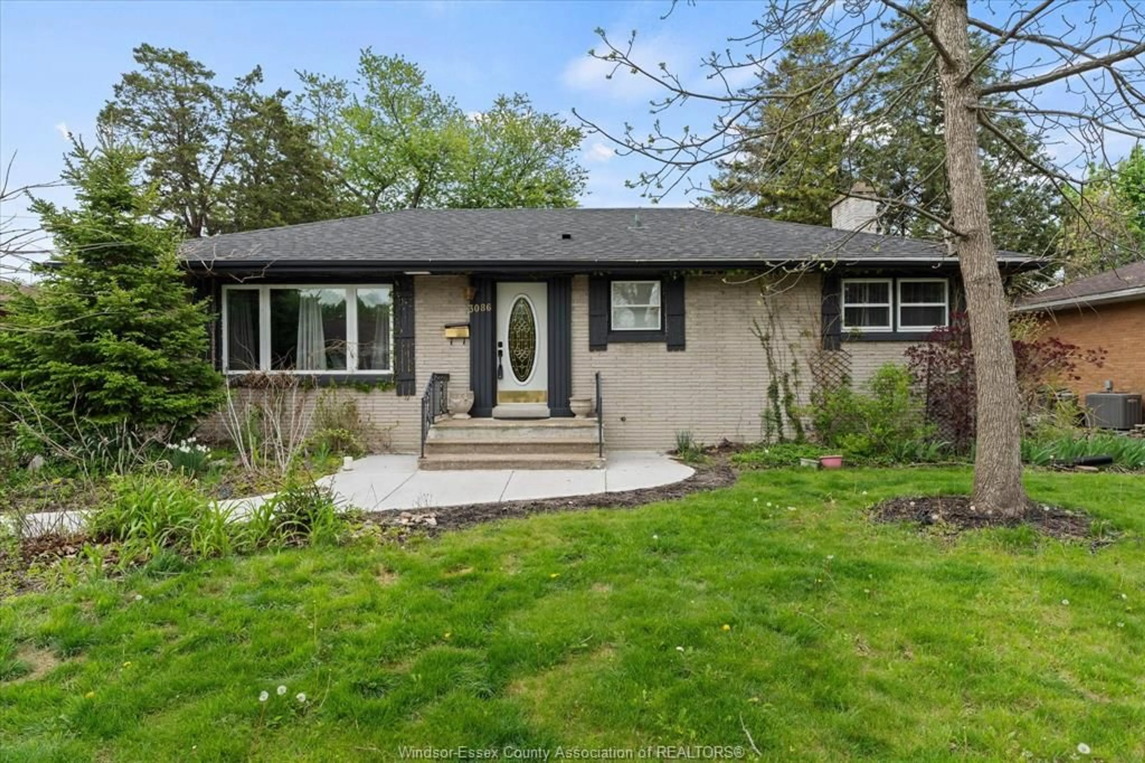 Home with vinyl exterior material, street for 3086 AVONDALE Ave, Windsor Ontario N9E 1X3