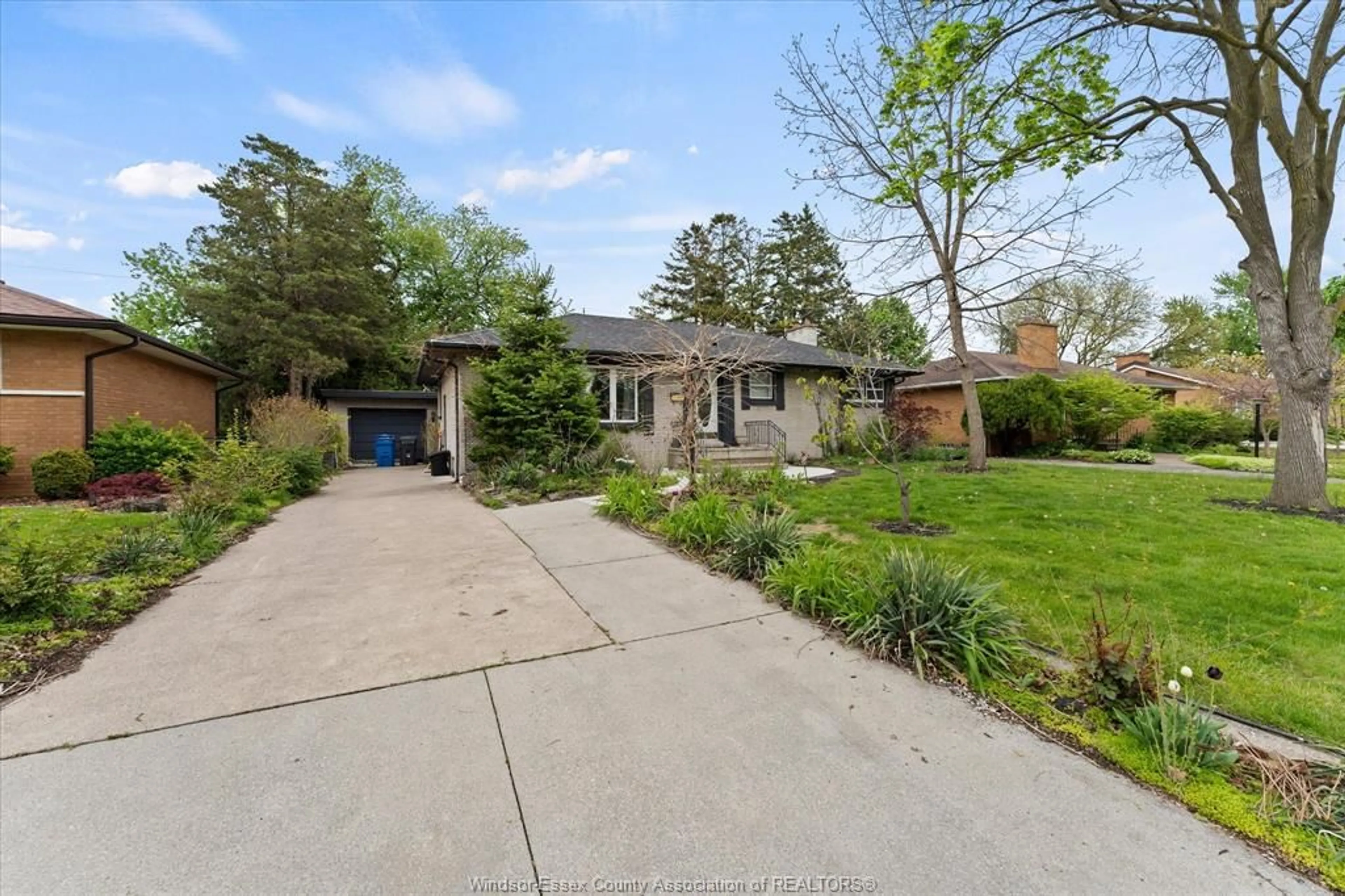 A pic from outside/outdoor area/front of a property/back of a property/a pic from drone, street for 3086 AVONDALE Ave, Windsor Ontario N9E 1X3
