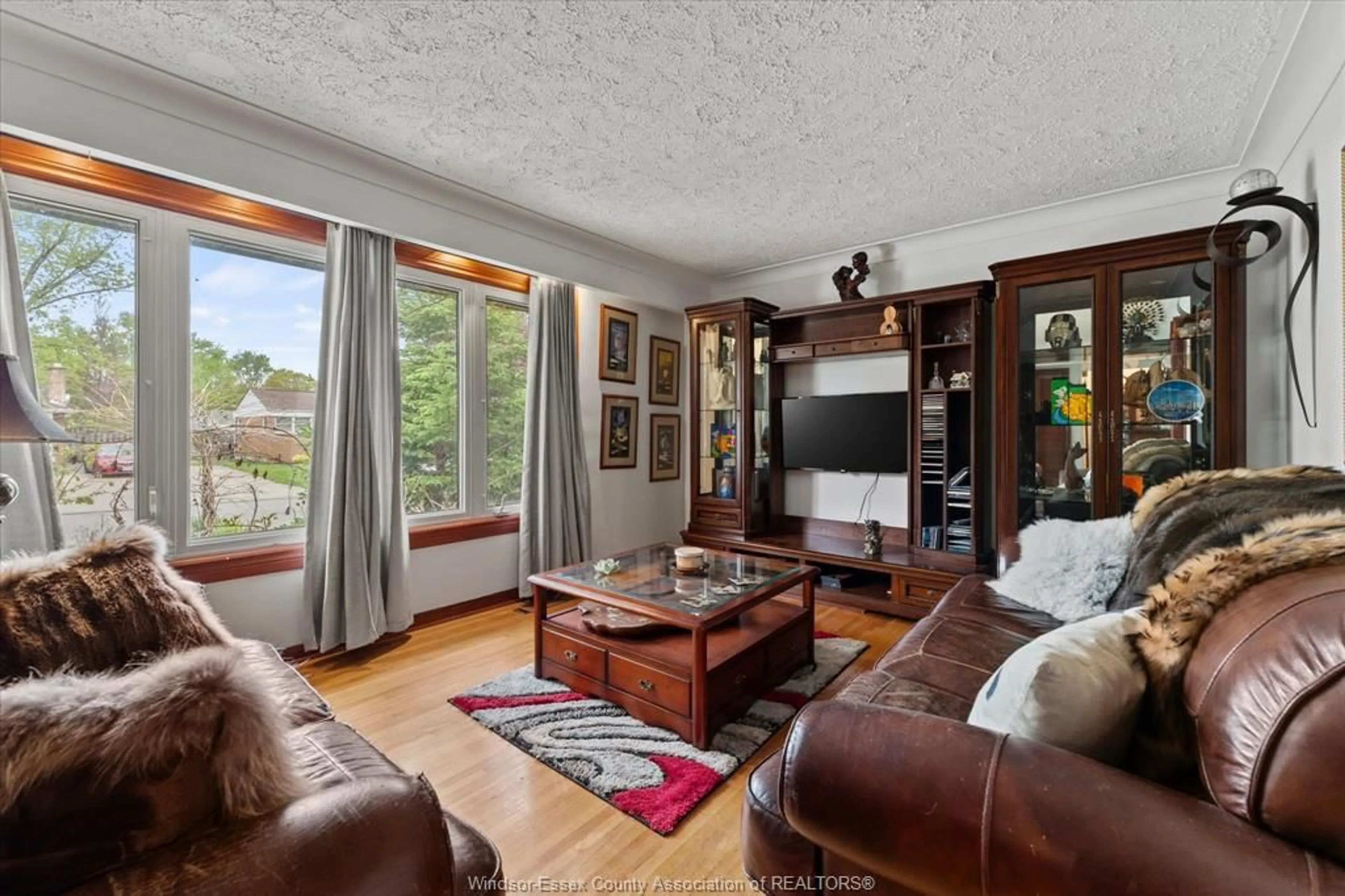 Living room with furniture, wood/laminate floor for 3086 AVONDALE Ave, Windsor Ontario N9E 1X3