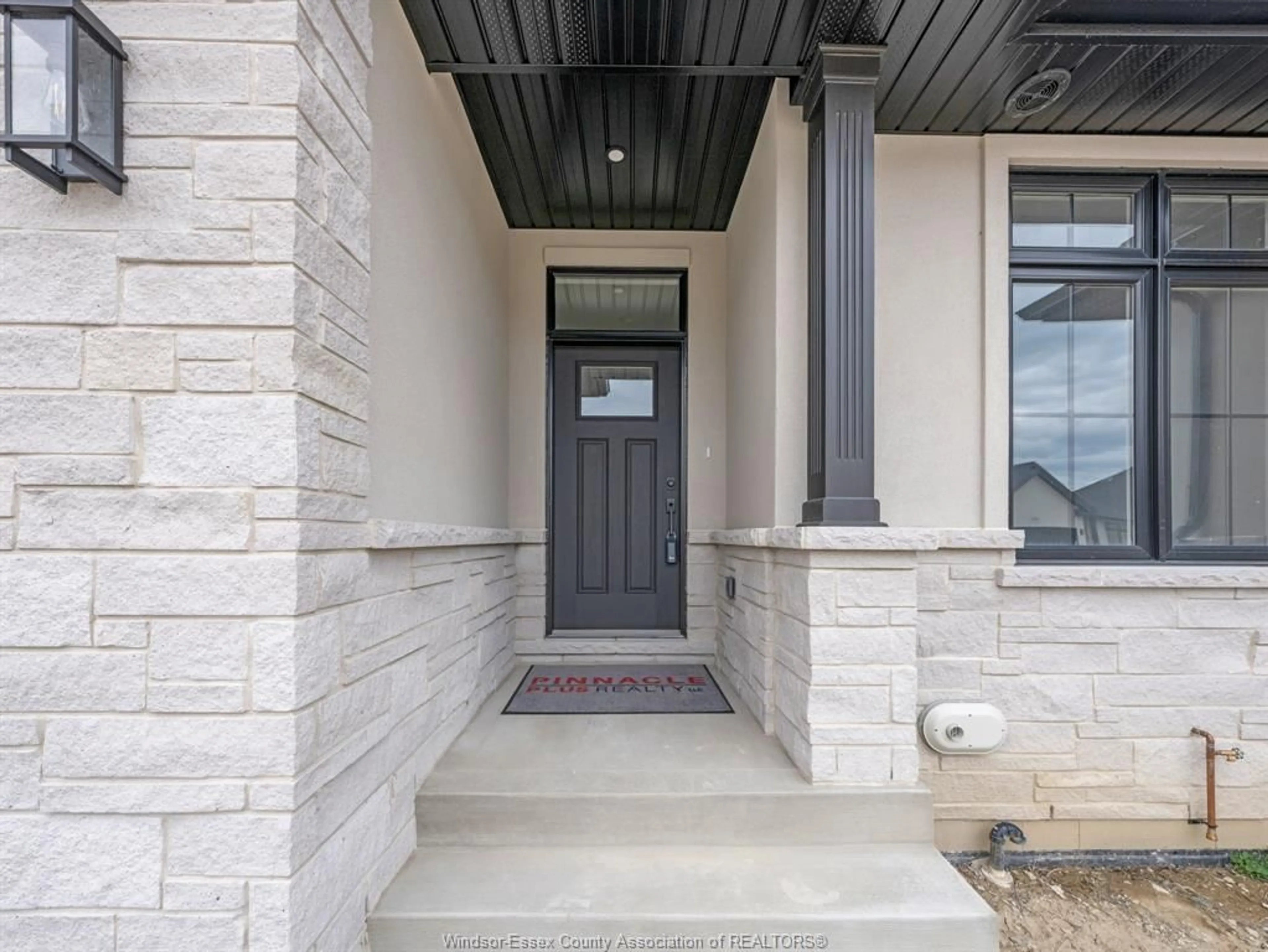 Indoor entryway for 2599 BARKLEY Ave, Windsor Ontario N8P 0E9