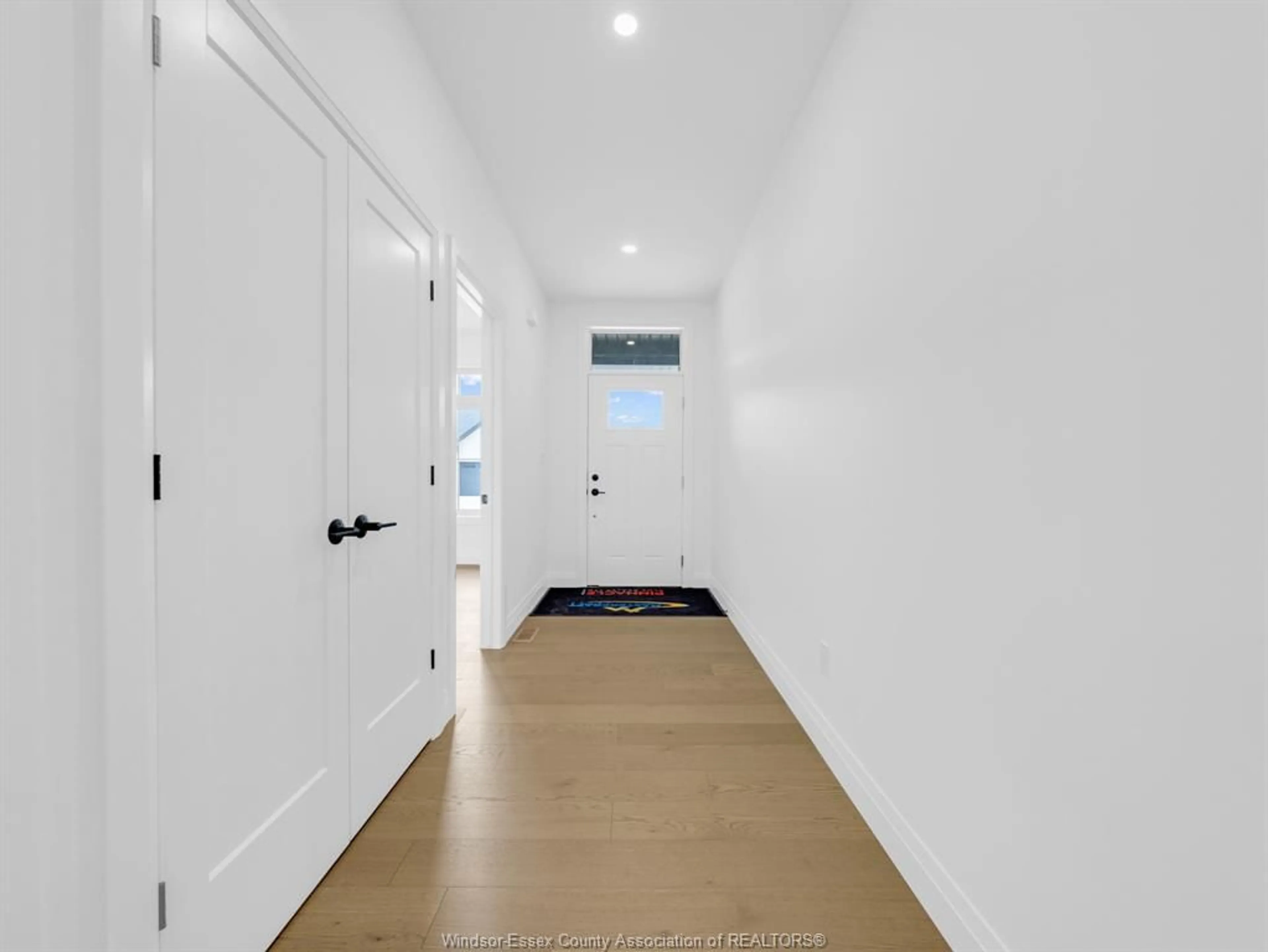 Indoor entryway for 2599 BARKLEY Ave, Windsor Ontario N8P 0E9