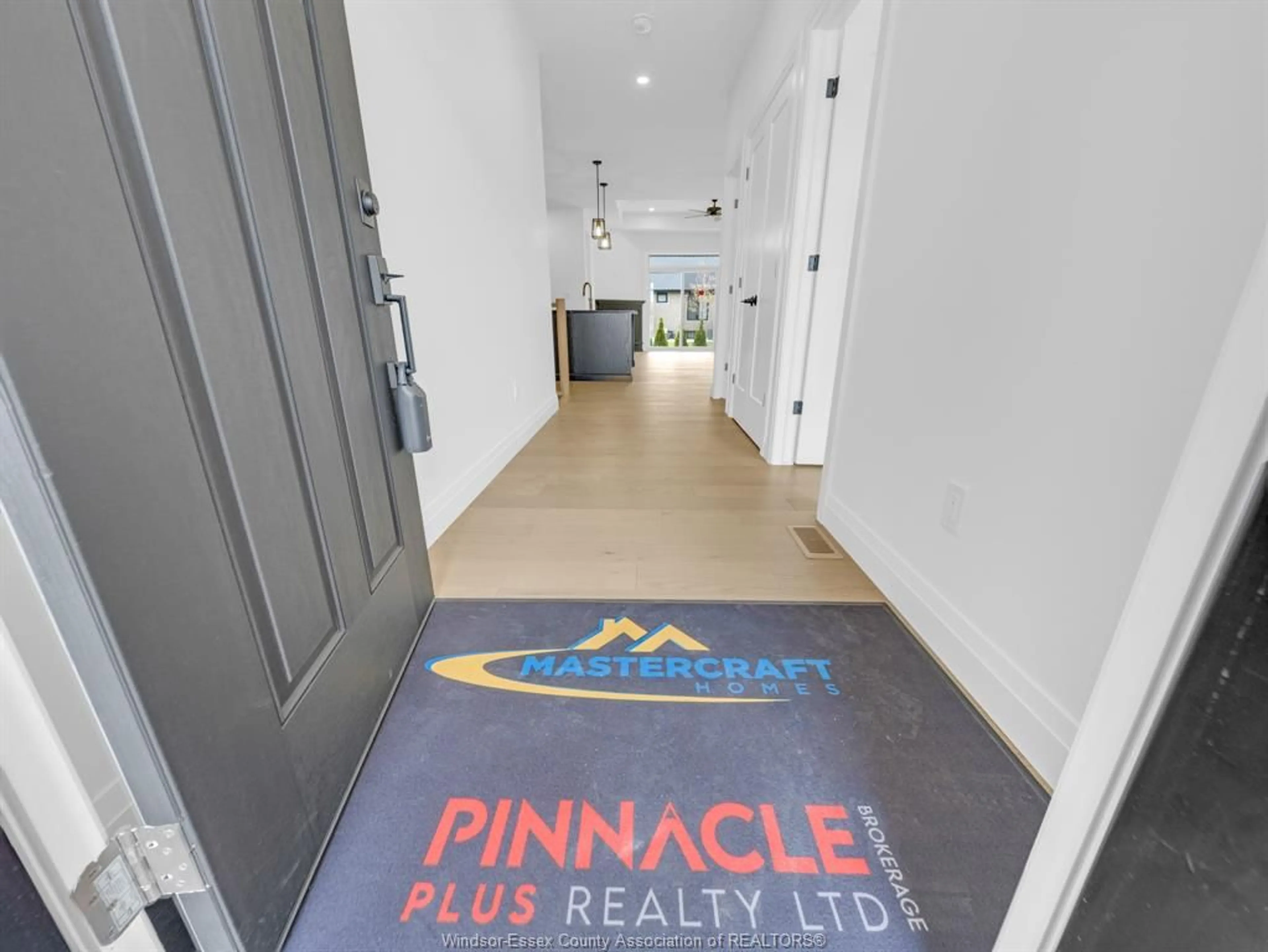 Indoor entryway for 2599 BARKLEY Ave, Windsor Ontario N8P 0E9