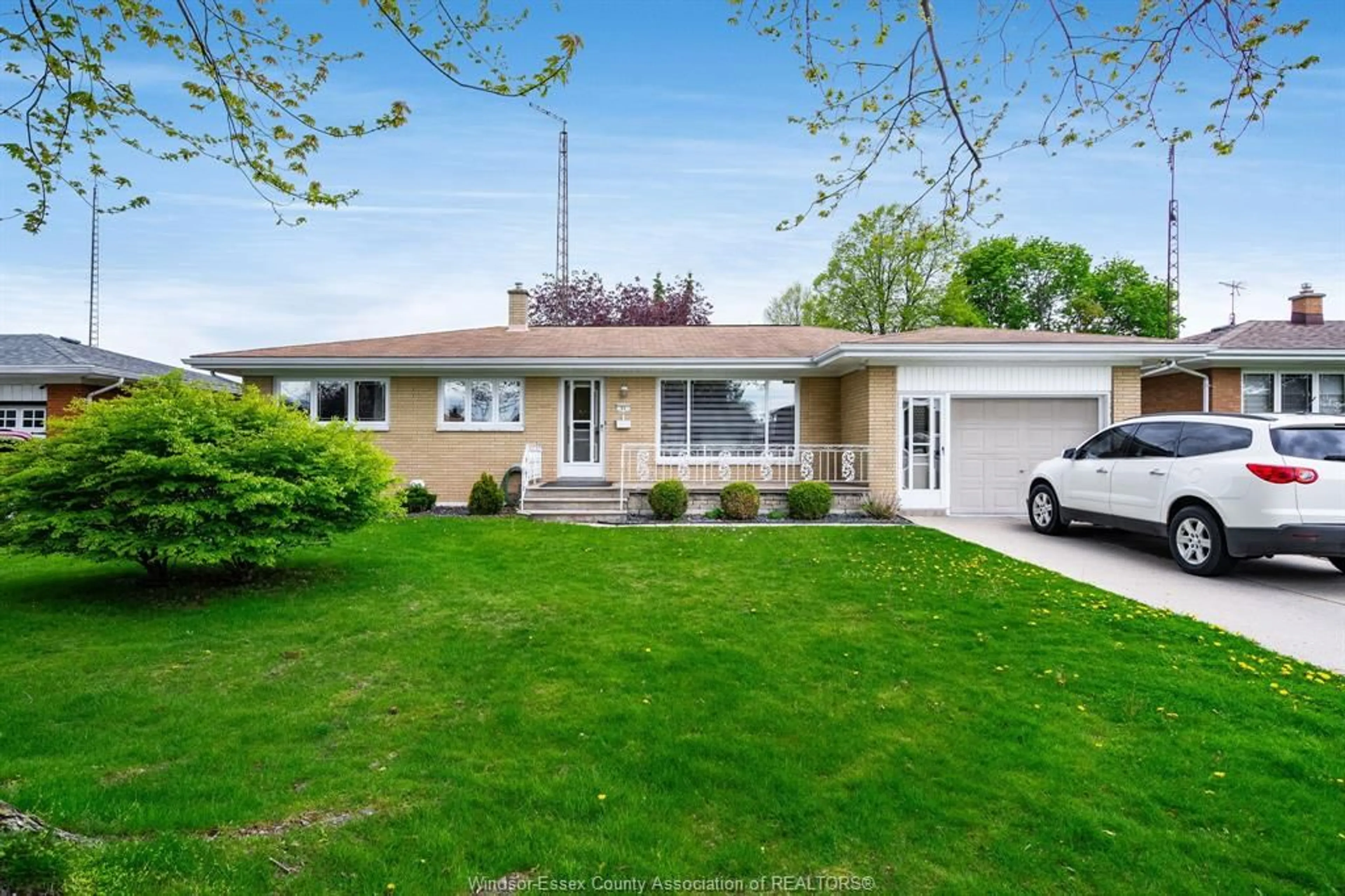 A pic from outside/outdoor area/front of a property/back of a property/a pic from drone, street for 51 Lutsch, Leamington Ontario N8H 2N5