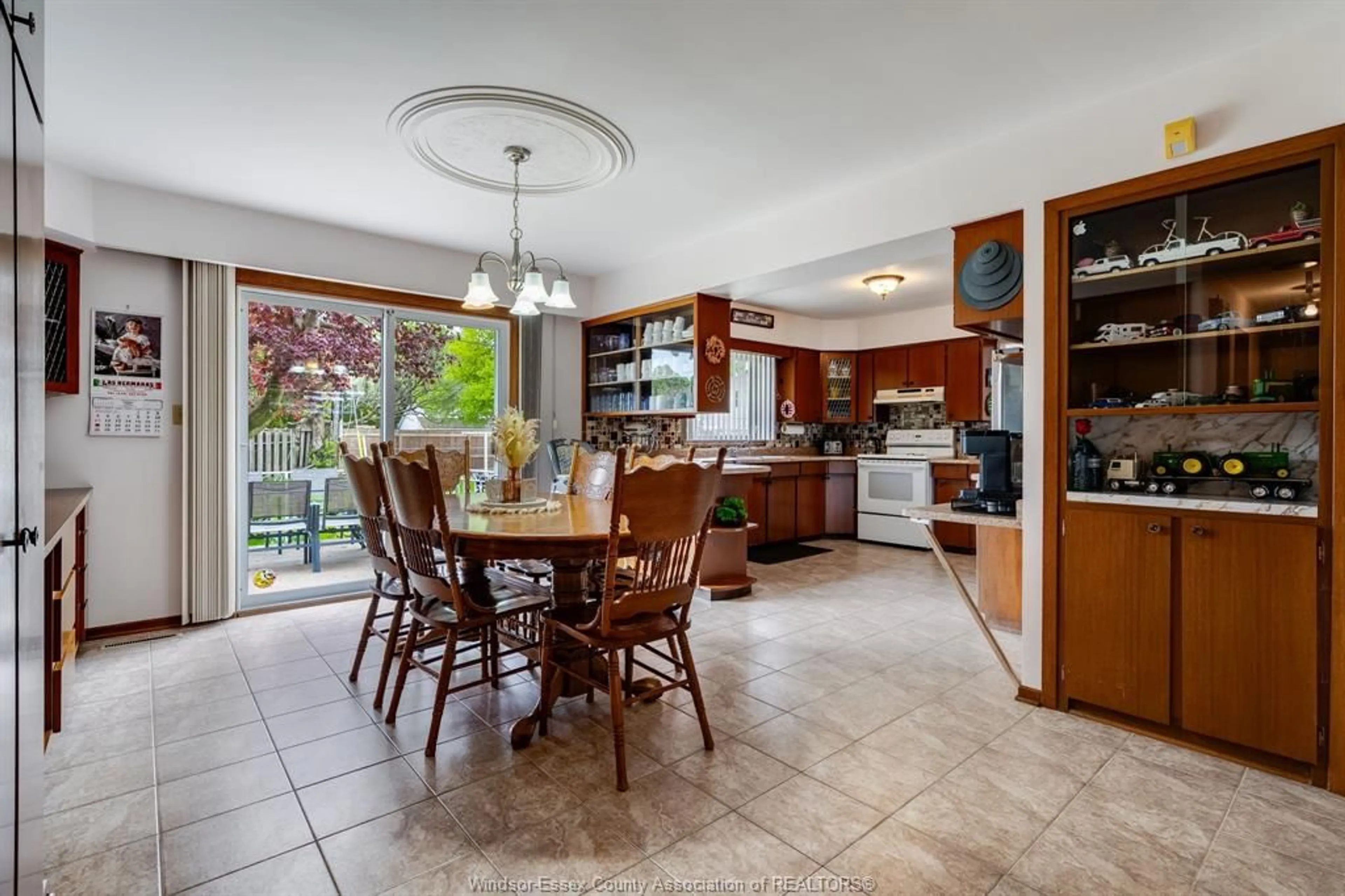 Open concept kitchen, ceramic/tile floor for 51 Lutsch, Leamington Ontario N8H 2N5