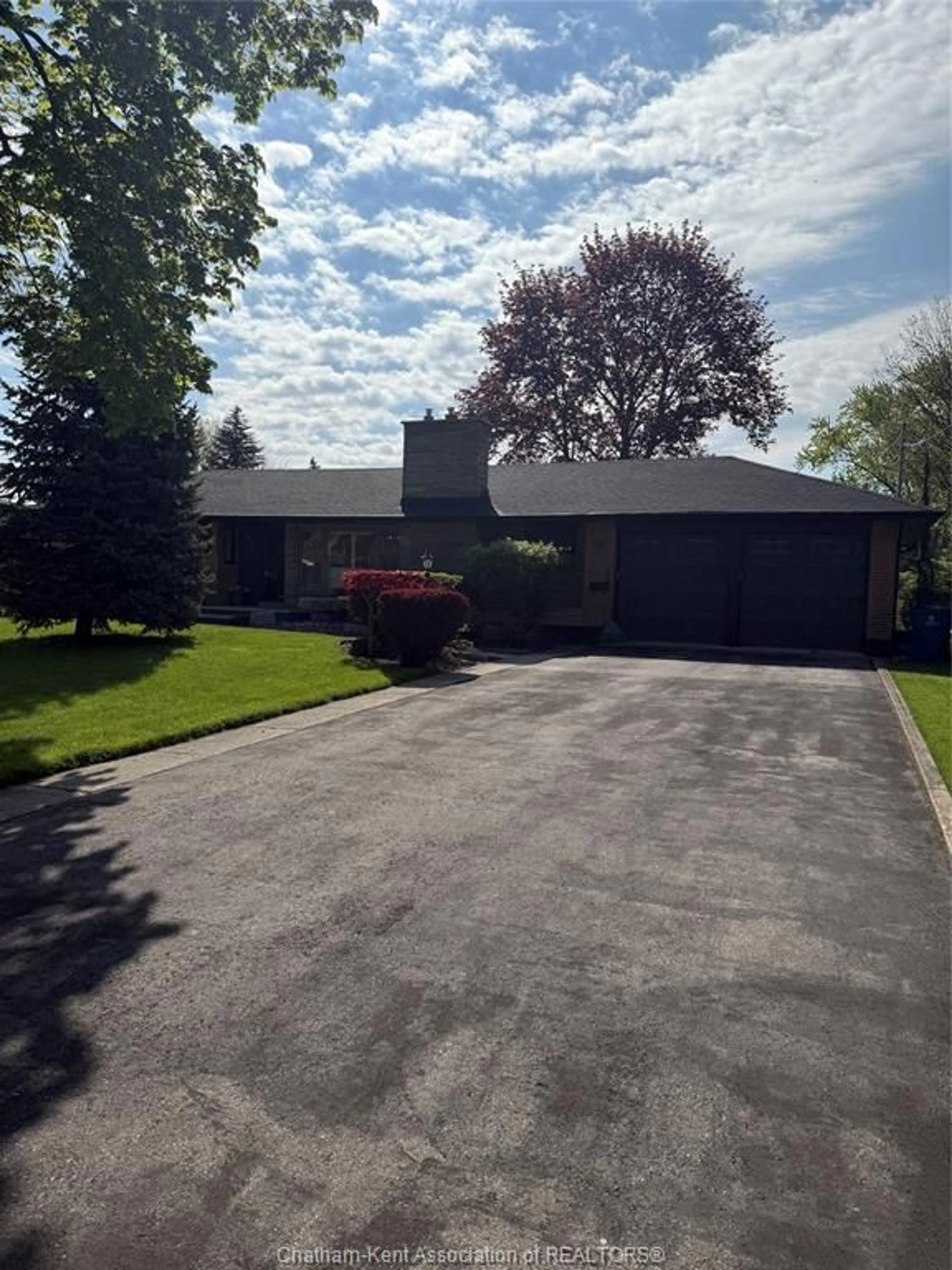 A pic from outside/outdoor area/front of a property/back of a property/a pic from drone, street for 190 Mercer St, Chatham Ontario N7M 4B5