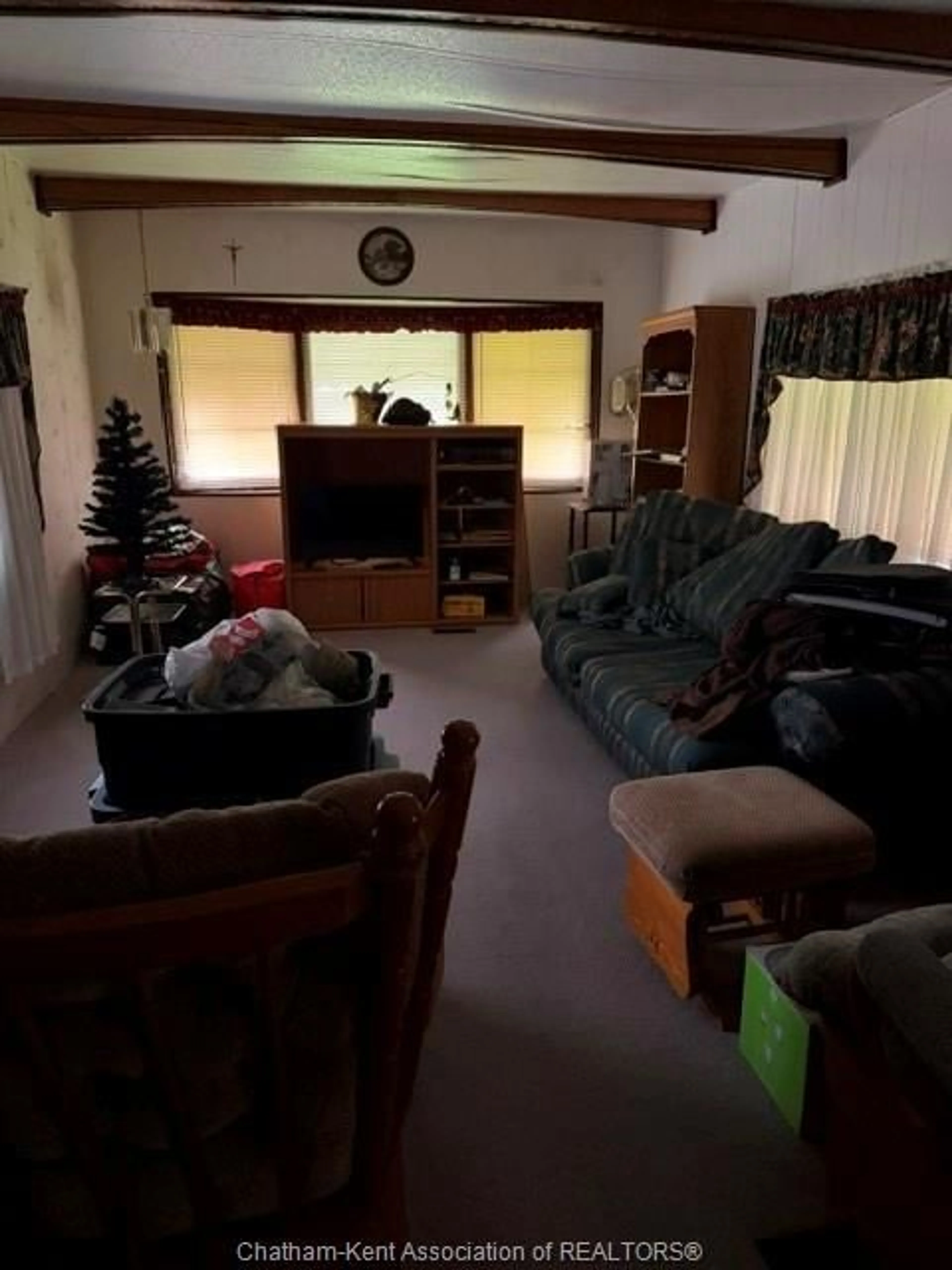 Living room with furniture, floor is not visible for 22 Sutton Crt, Chatham Ontario N7L 4G4