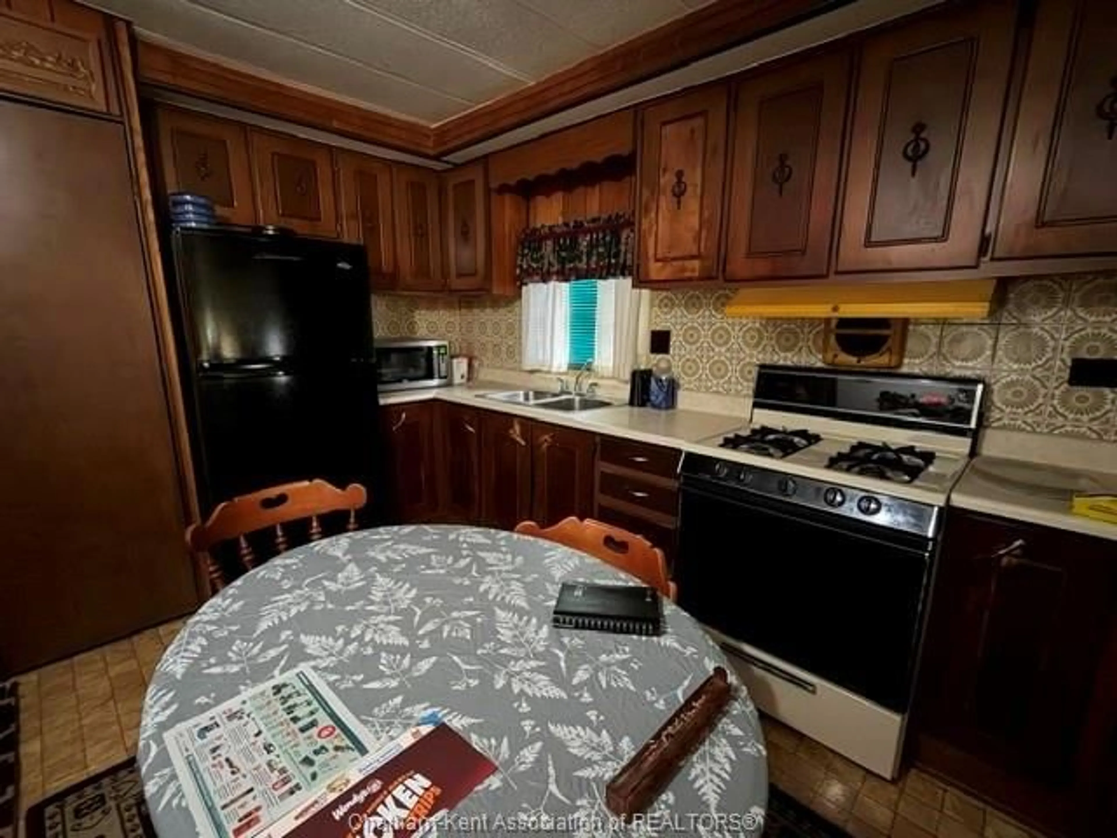 Standard kitchen, unknown for 22 Sutton Crt, Chatham Ontario N7L 4G4