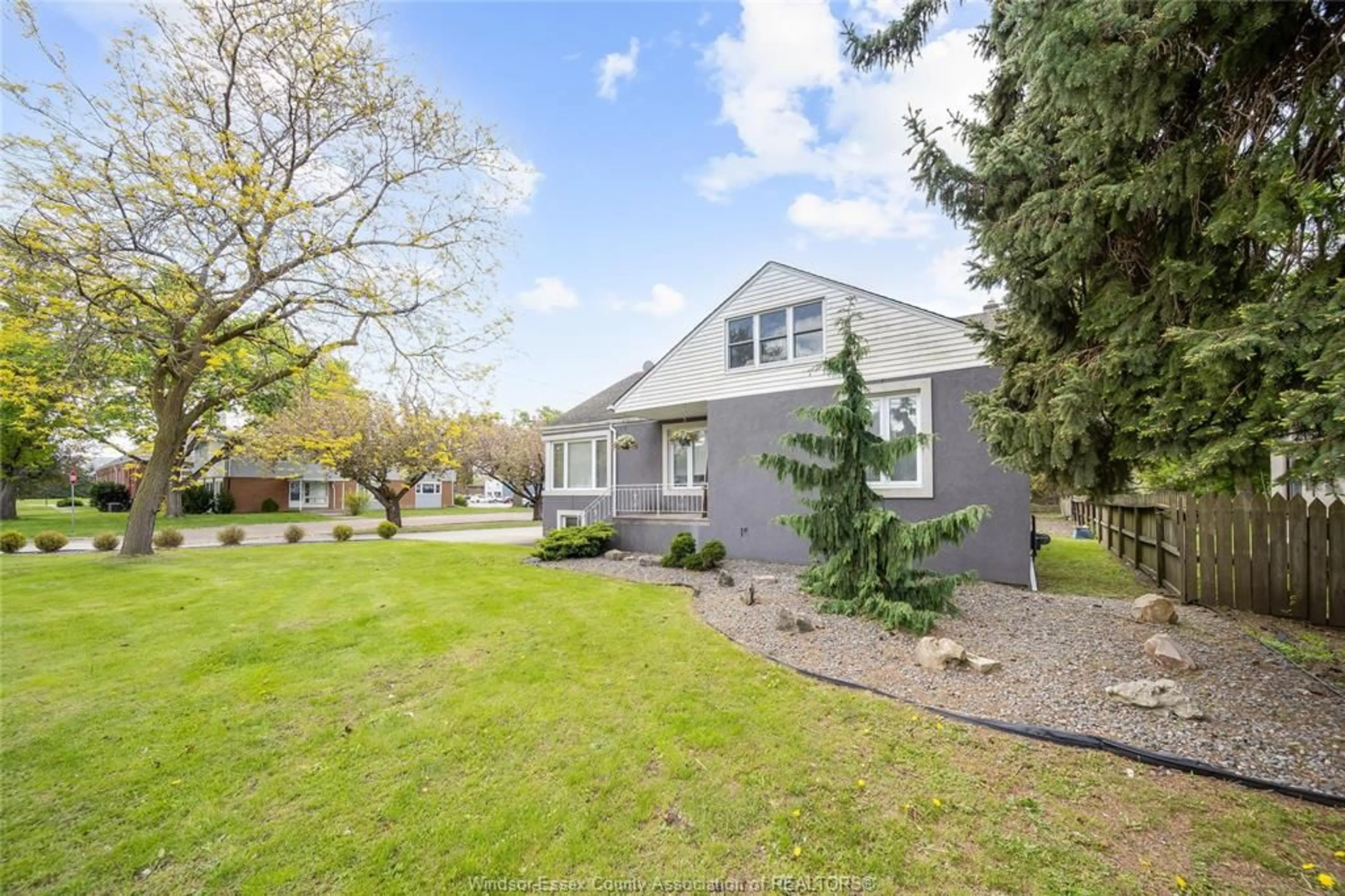 A pic from outside/outdoor area/front of a property/back of a property/a pic from drone, street for 485 PRINCE, Windsor Ontario N9C 2Y7