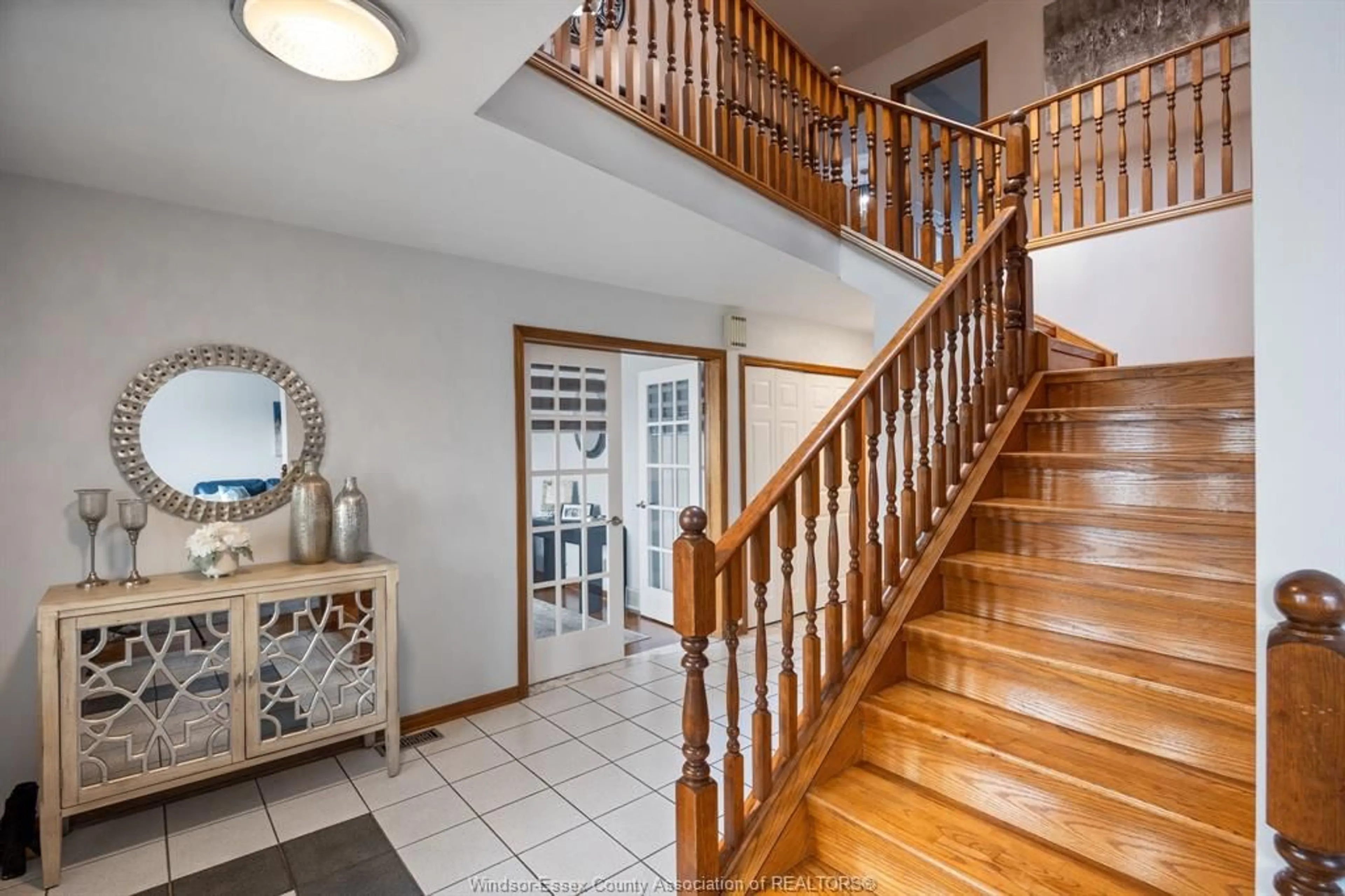 Indoor foyer for 12314 FUNARO Cres, Tecumseh Ontario N9K 1B2