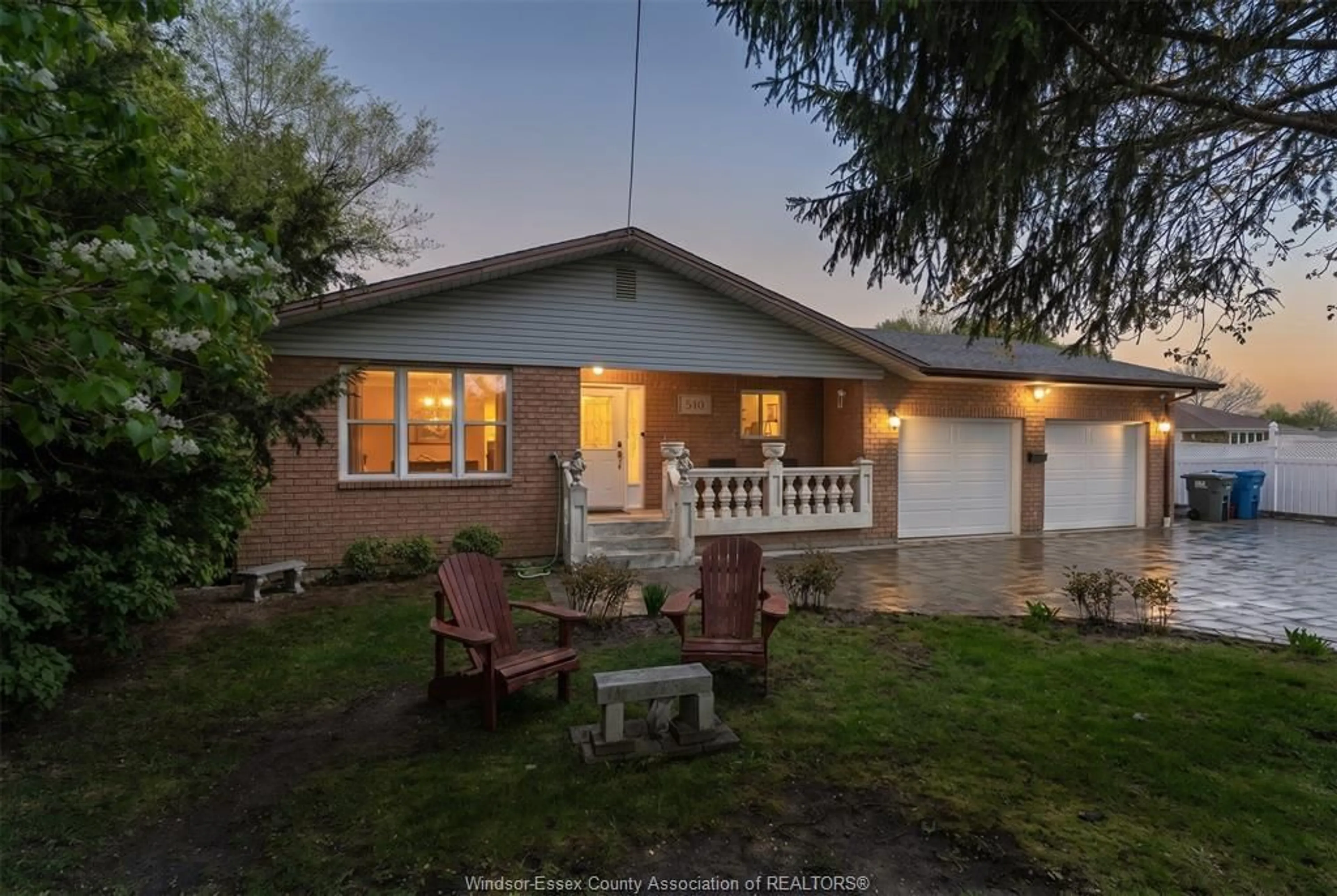 A pic from outside/outdoor area/front of a property/back of a property/a pic from drone, street for 540 SIMCOE St, Amherstburg Ontario N9V 1N3