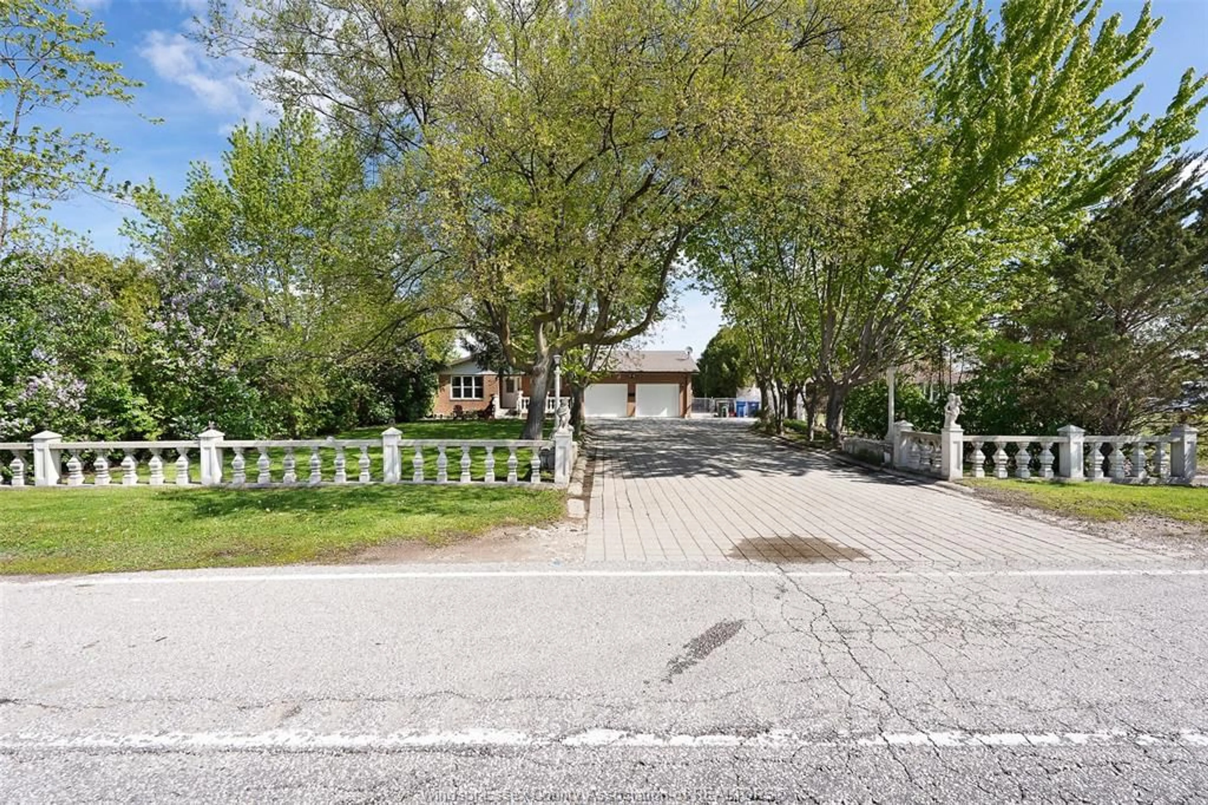 A pic from outside/outdoor area/front of a property/back of a property/a pic from drone, street for 540 SIMCOE St, Amherstburg Ontario N9V 1N3