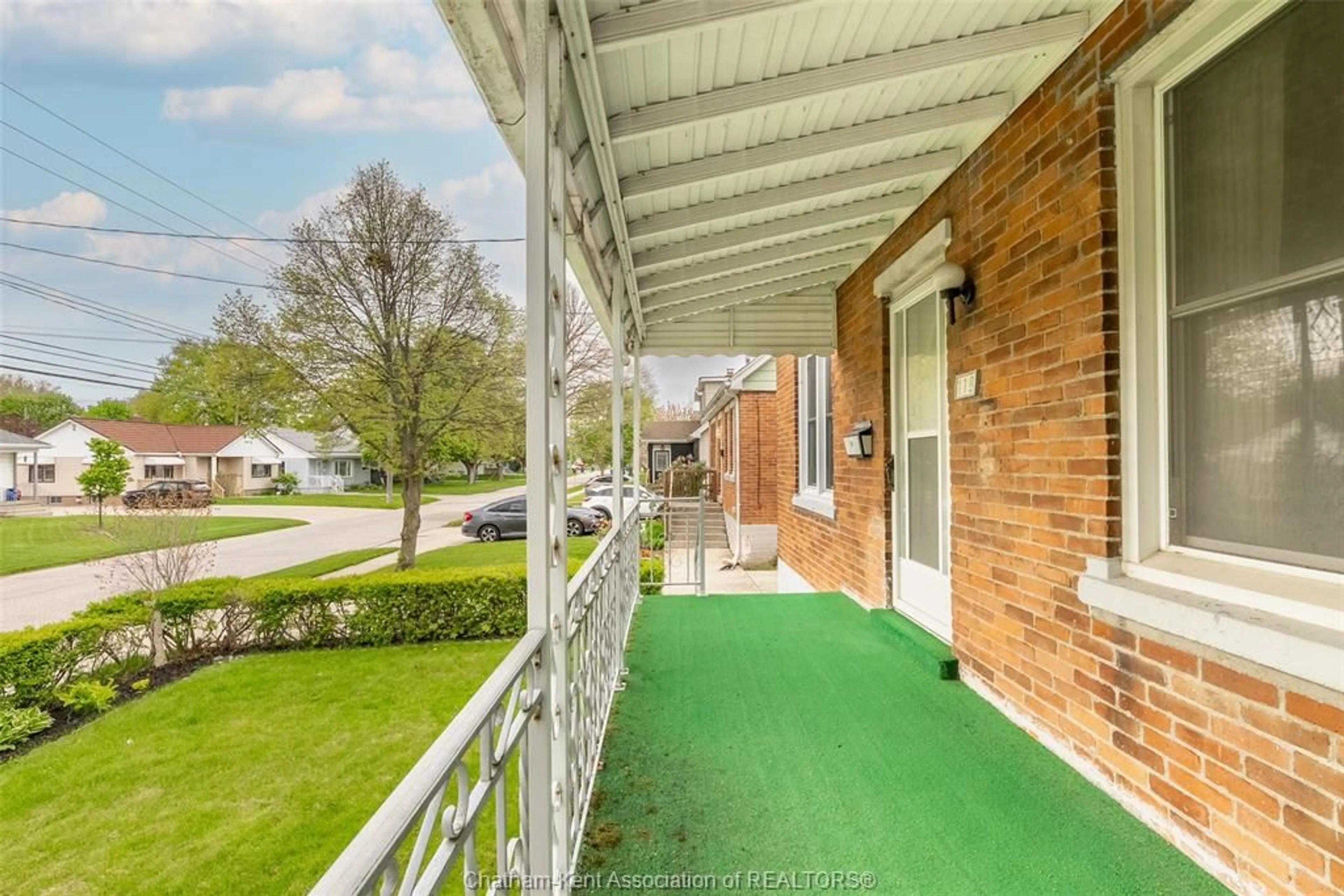A pic from outside/outdoor area/front of a property/back of a property/a pic from drone, street for 118 Alexandra Ave, Chatham Ontario N7M 1Y3