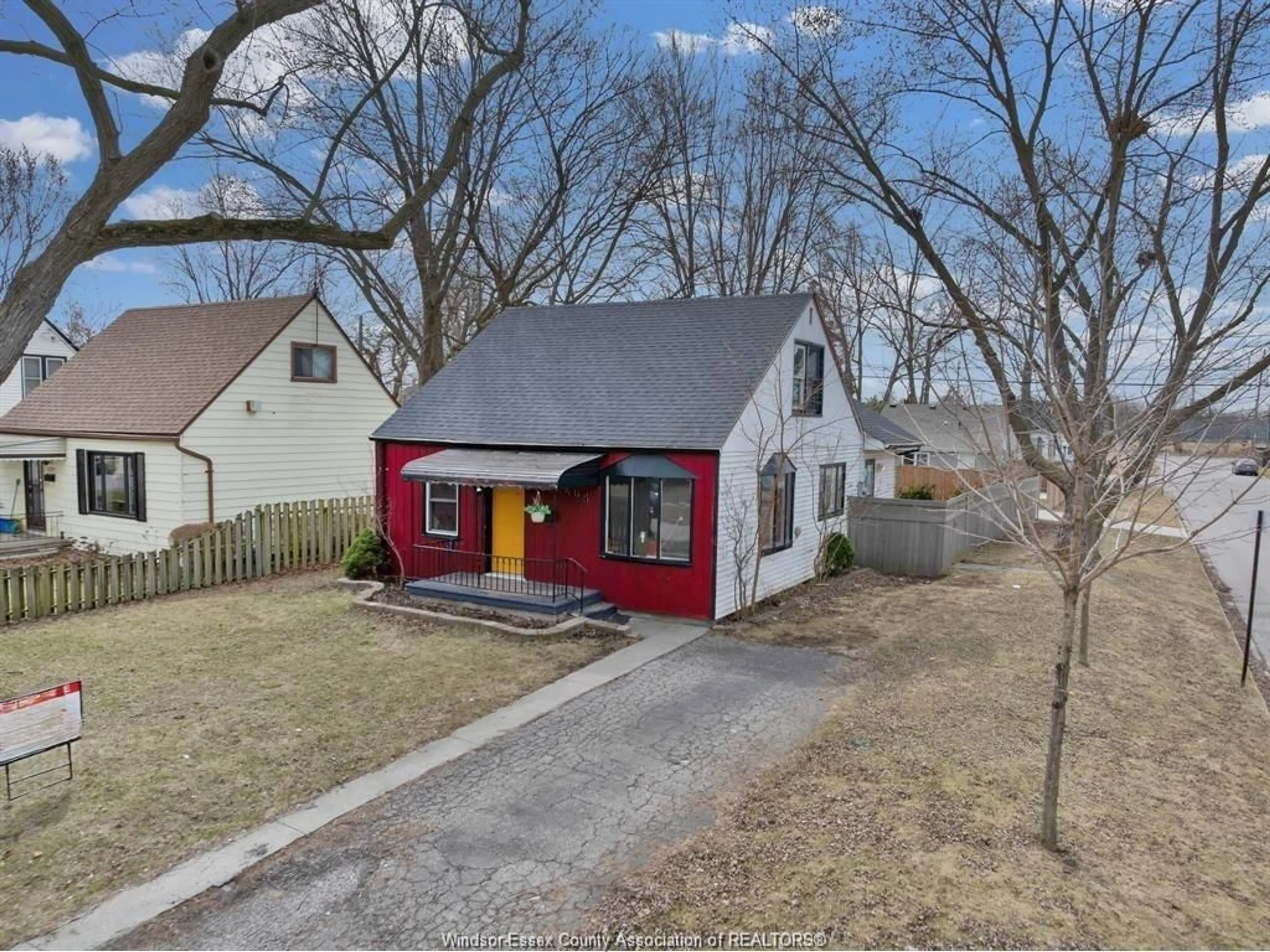 A pic from outside/outdoor area/front of a property/back of a property/a pic from drone, street for 1205 OAK Ave, Windsor Ontario N8X 2B2
