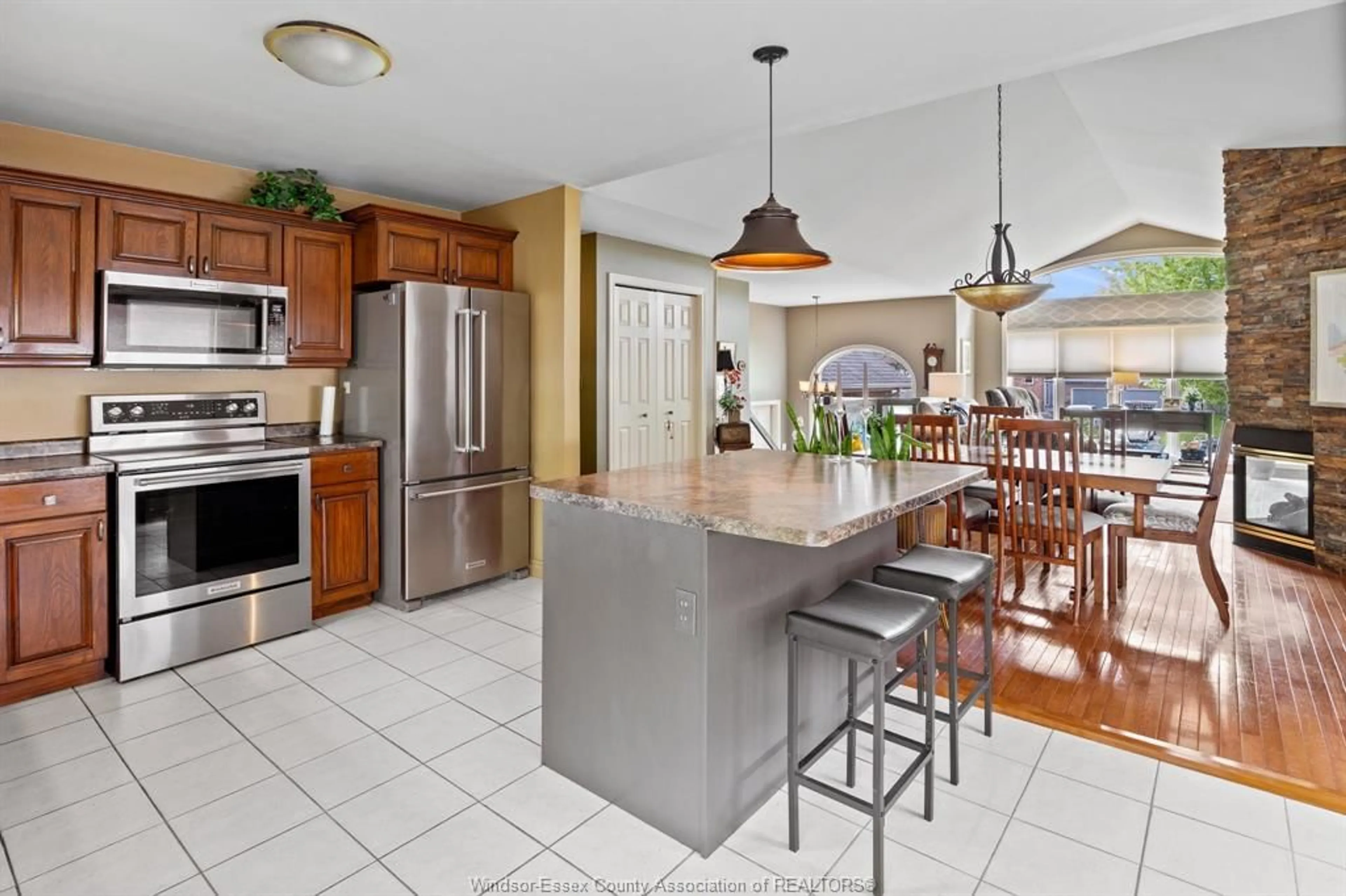 Open concept kitchen, ceramic/tile floor for 1550 MINTO Ave, LaSalle Ontario N9J 3H2