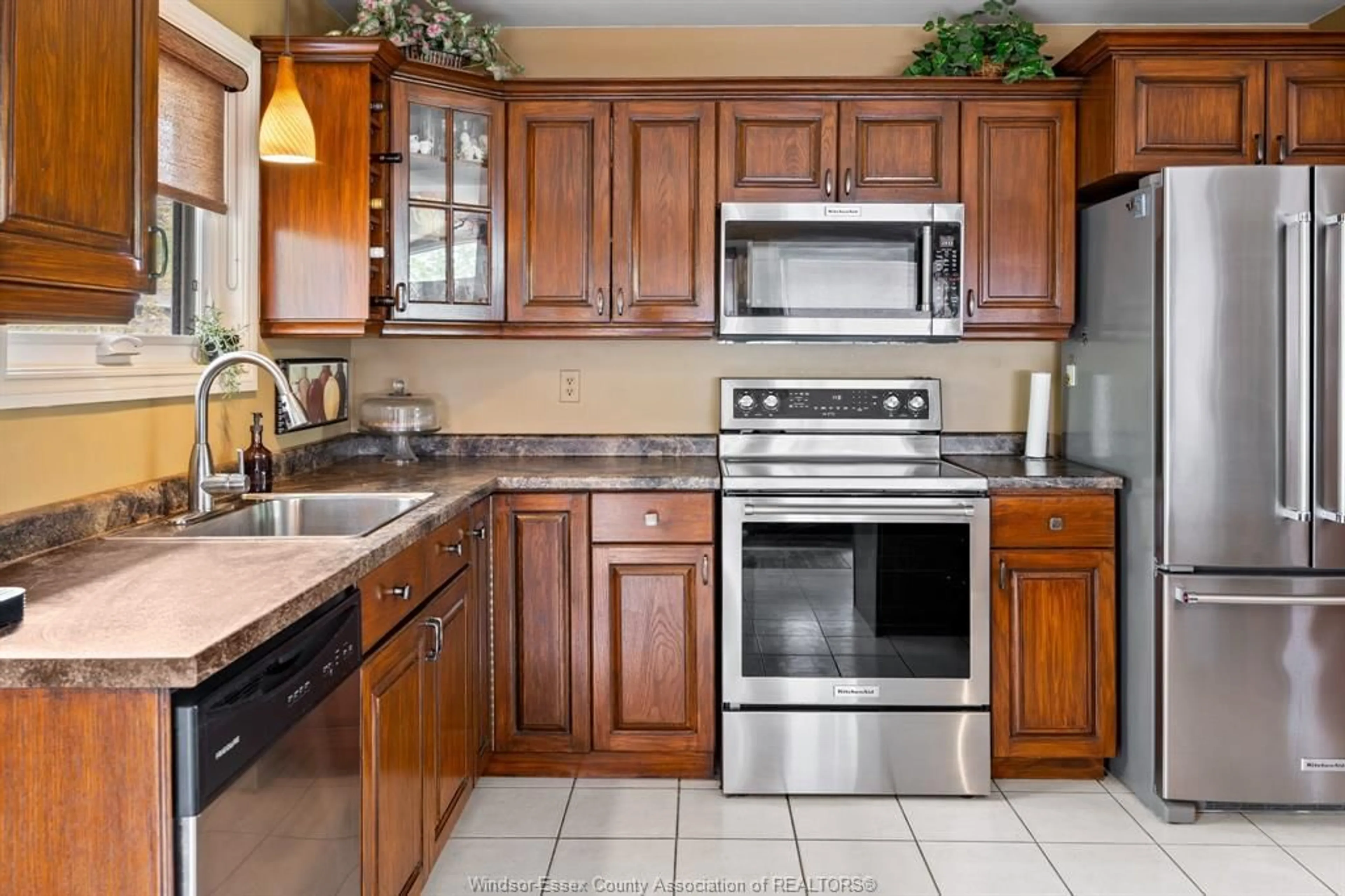 Standard kitchen, ceramic/tile floor for 1550 MINTO Ave, LaSalle Ontario N9J 3H2
