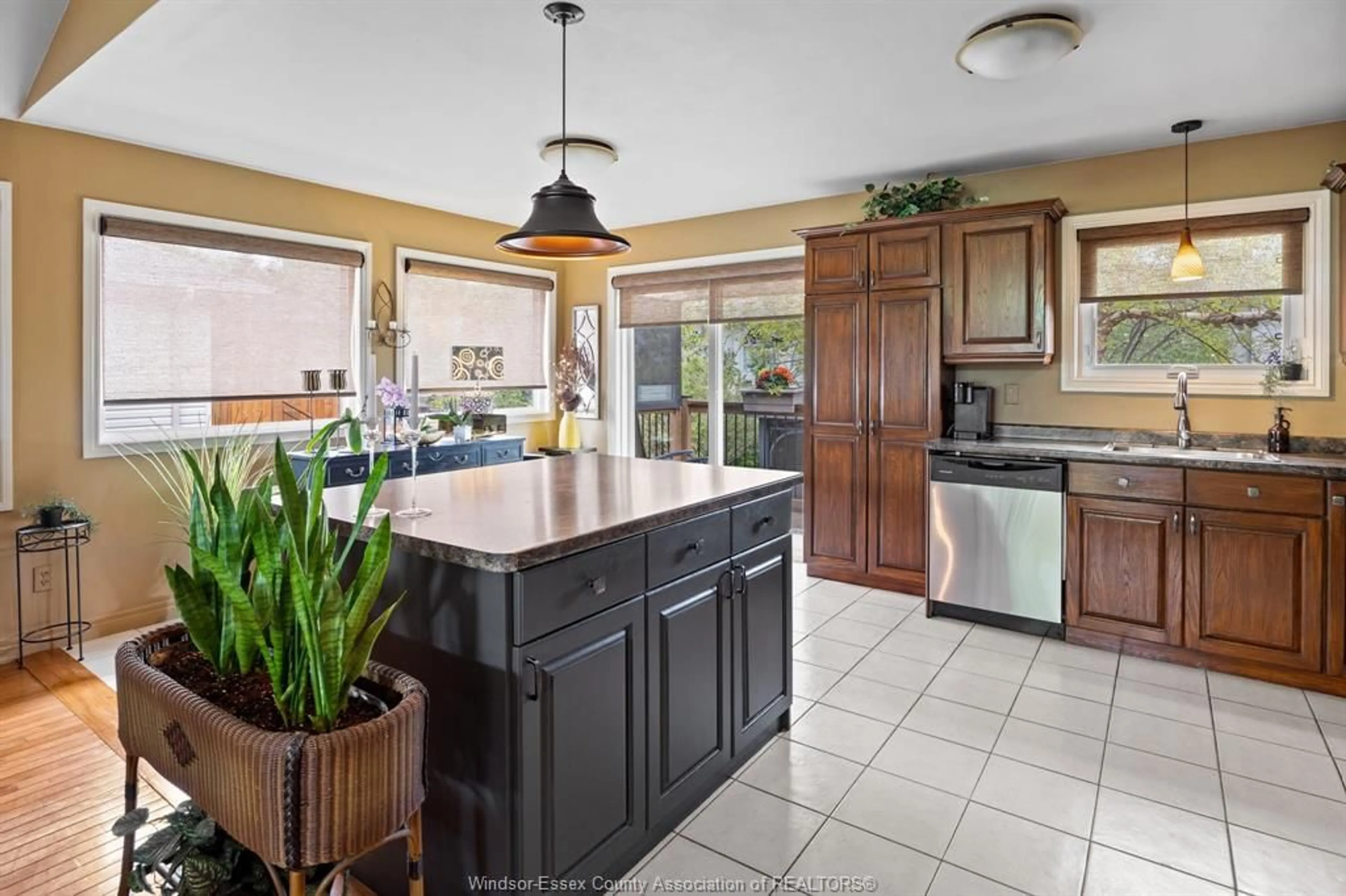 Open concept kitchen, ceramic/tile floor for 1550 MINTO Ave, LaSalle Ontario N9J 3H2