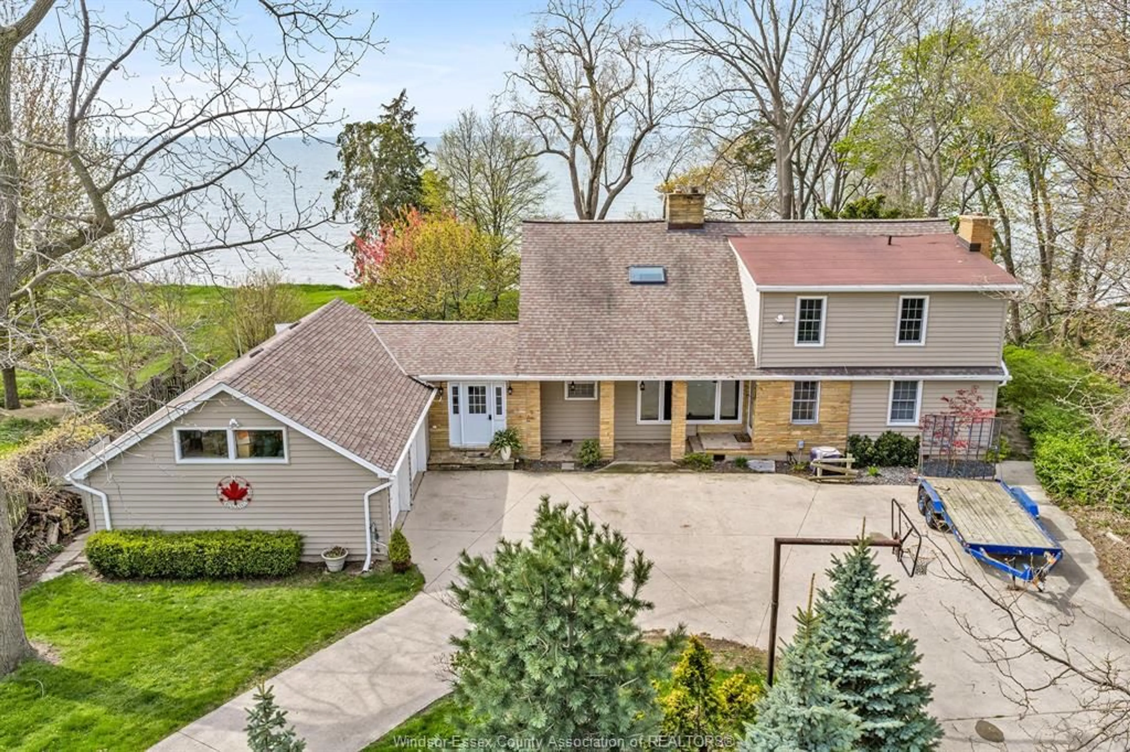 A pic from outside/outdoor area/front of a property/back of a property/a pic from drone, street for 388 SEACLIFF Dr, Leamington Ontario N8H 4E1
