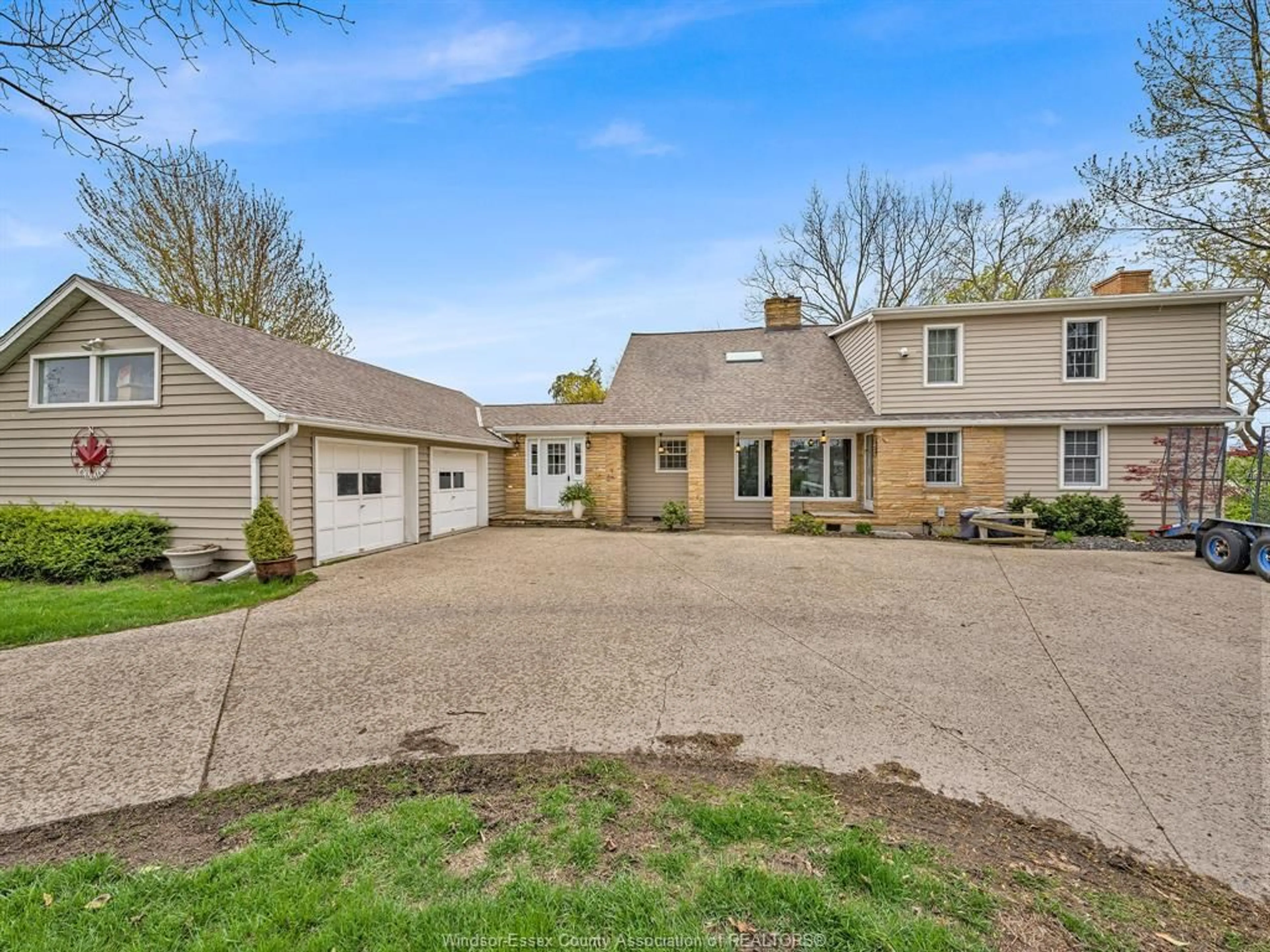 A pic from outside/outdoor area/front of a property/back of a property/a pic from drone, street for 388 SEACLIFF Dr, Leamington Ontario N8H 4E1