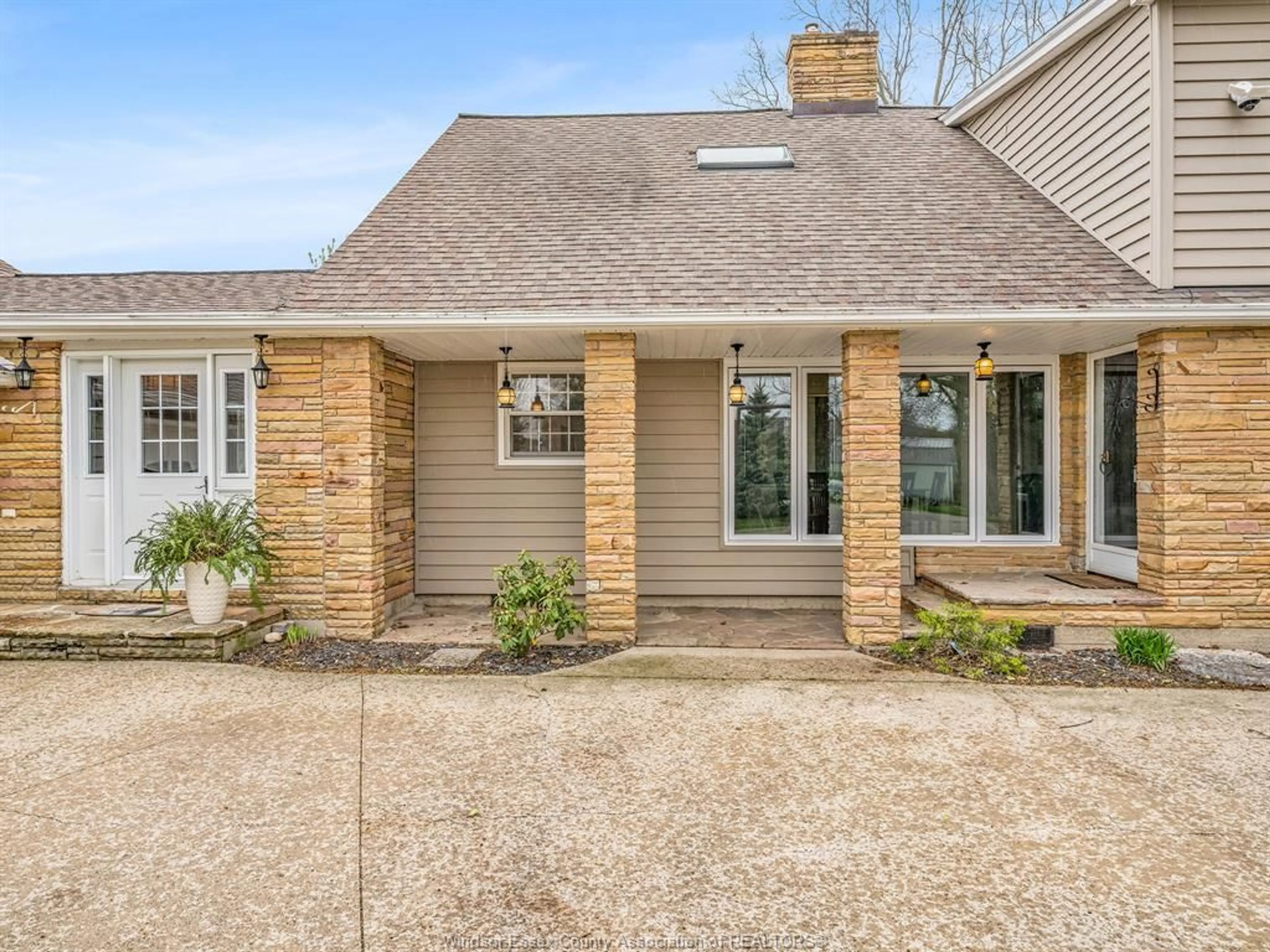 Home with brick exterior material, street for 388 SEACLIFF Dr, Leamington Ontario N8H 4E1