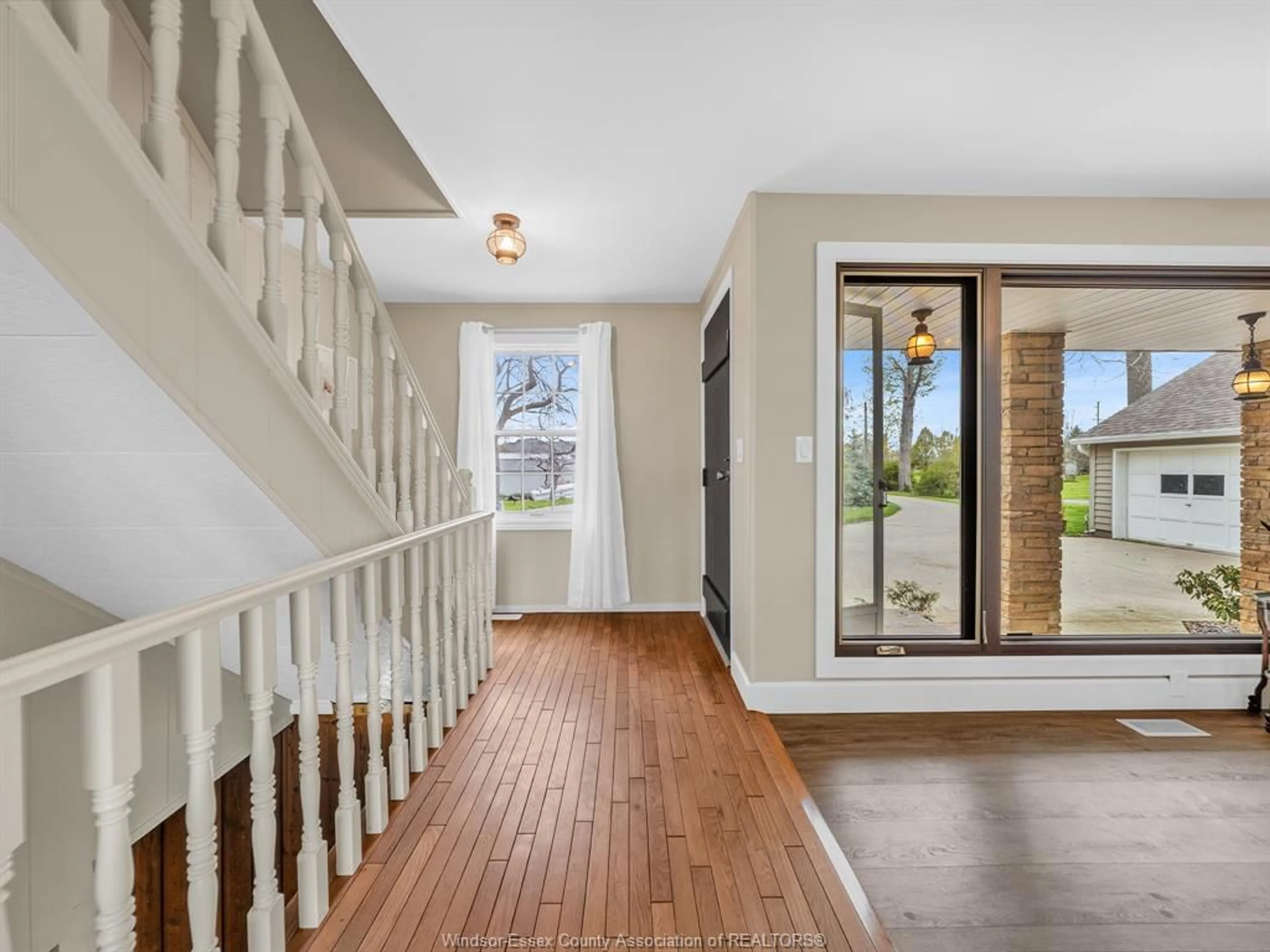 Indoor entryway for 388 SEACLIFF Dr, Leamington Ontario N8H 4E1