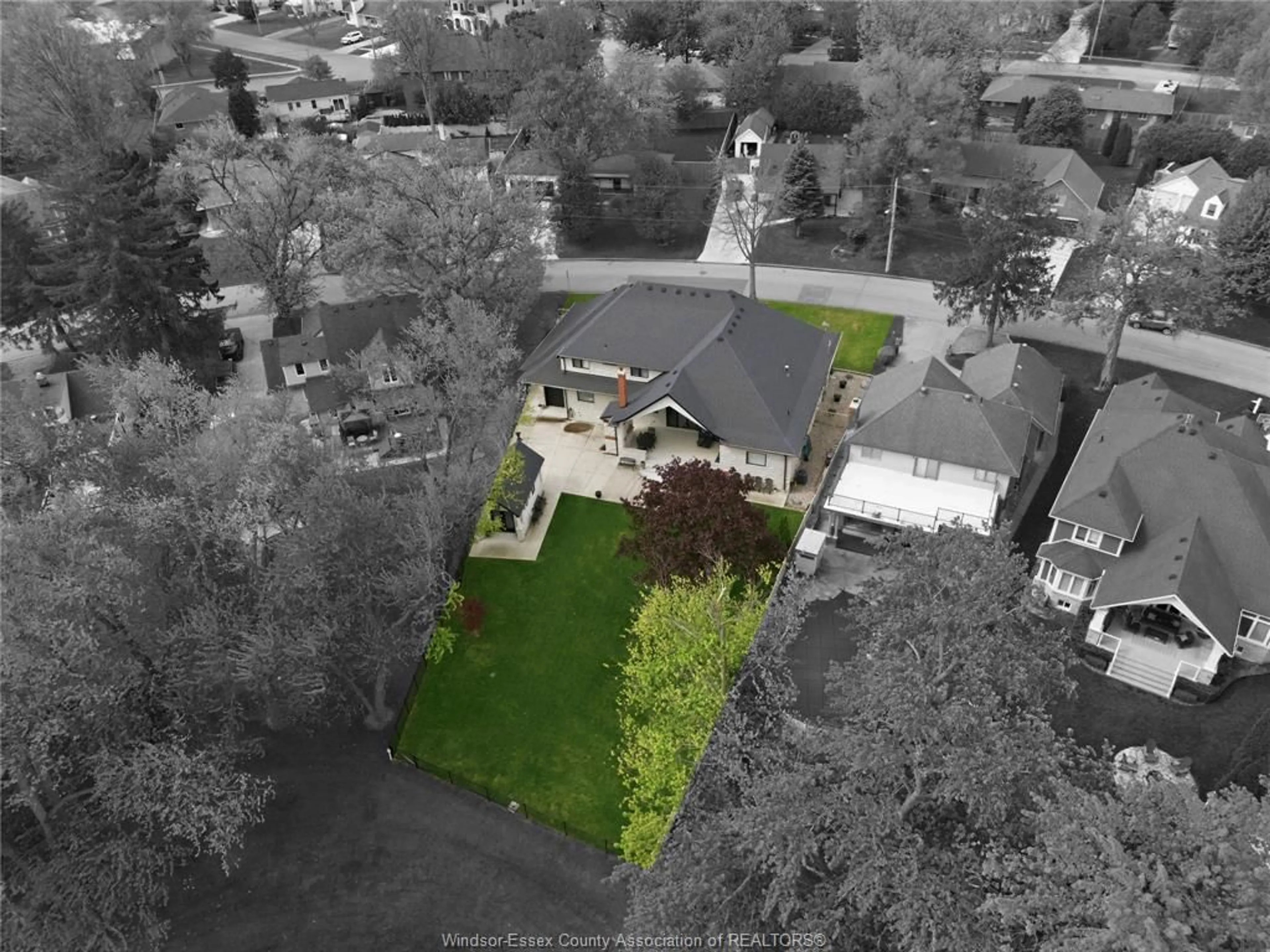 A pic from outside/outdoor area/front of a property/back of a property/a pic from drone, street for 1094 ROSELAND Dr, Windsor Ontario N9G 1T8