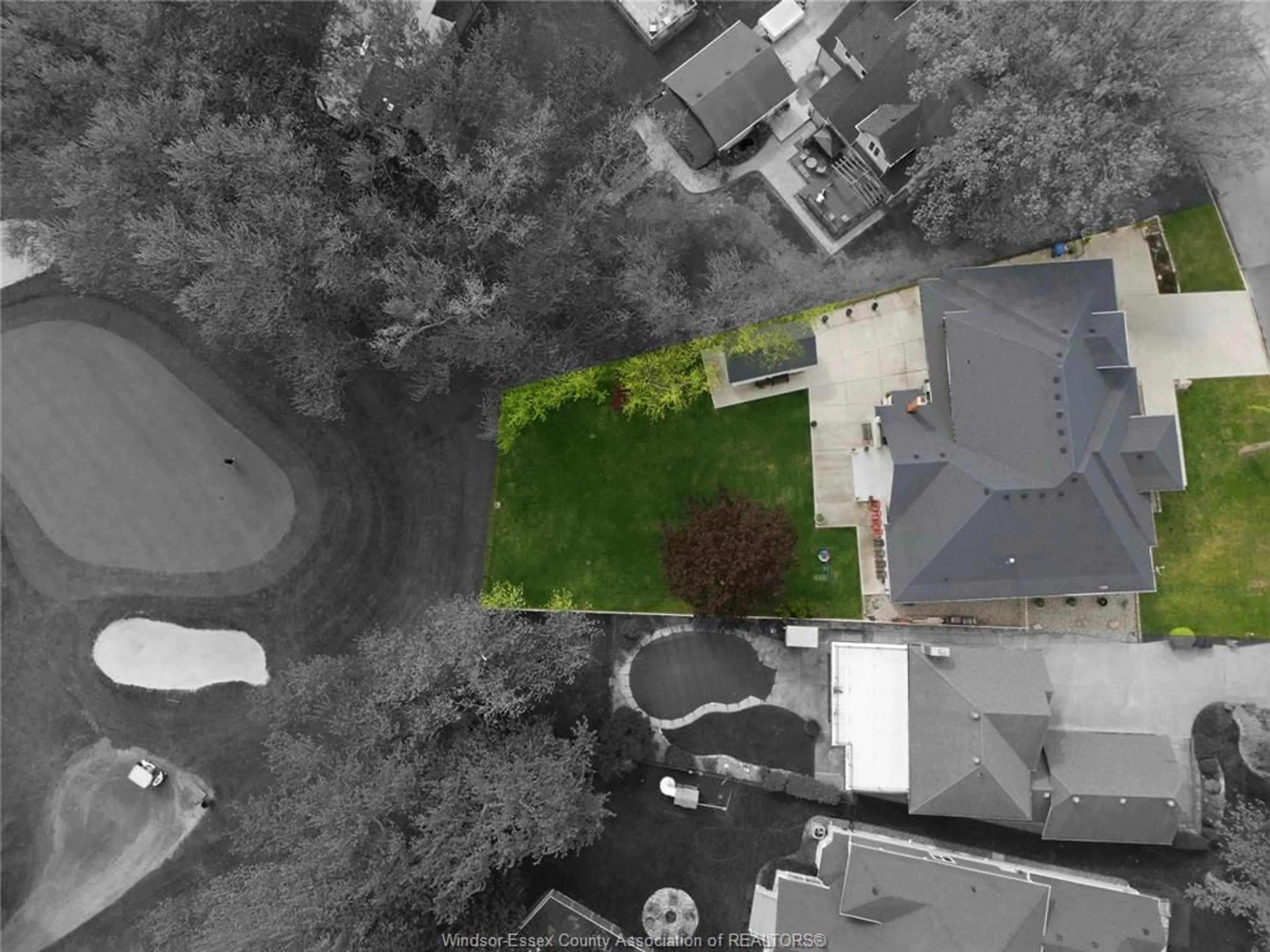 A pic from outside/outdoor area/front of a property/back of a property/a pic from drone, street for 1094 ROSELAND Dr, Windsor Ontario N9G 1T8