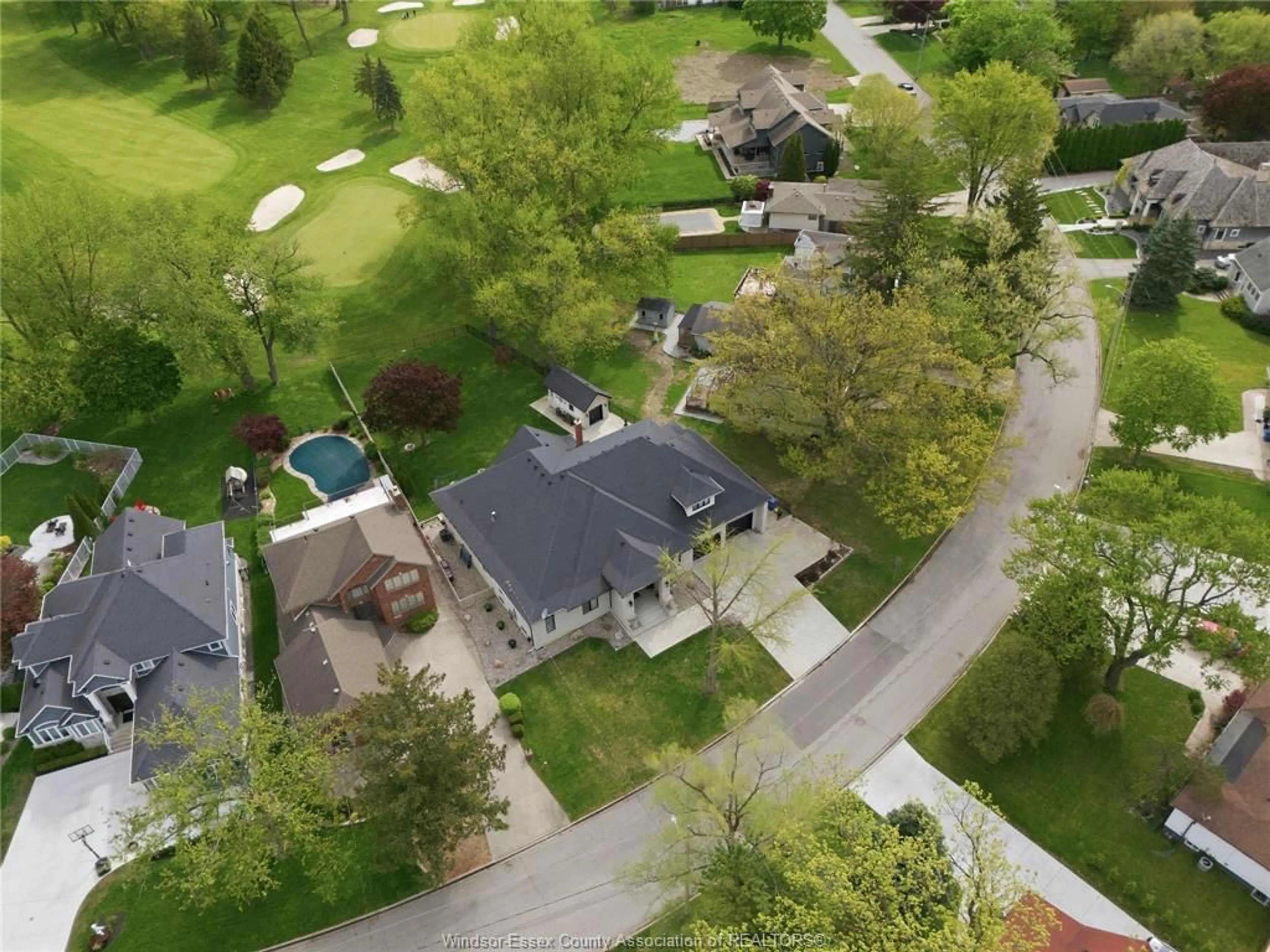 A pic from outside/outdoor area/front of a property/back of a property/a pic from drone, street for 1094 ROSELAND Dr, Windsor Ontario N9G 1T8