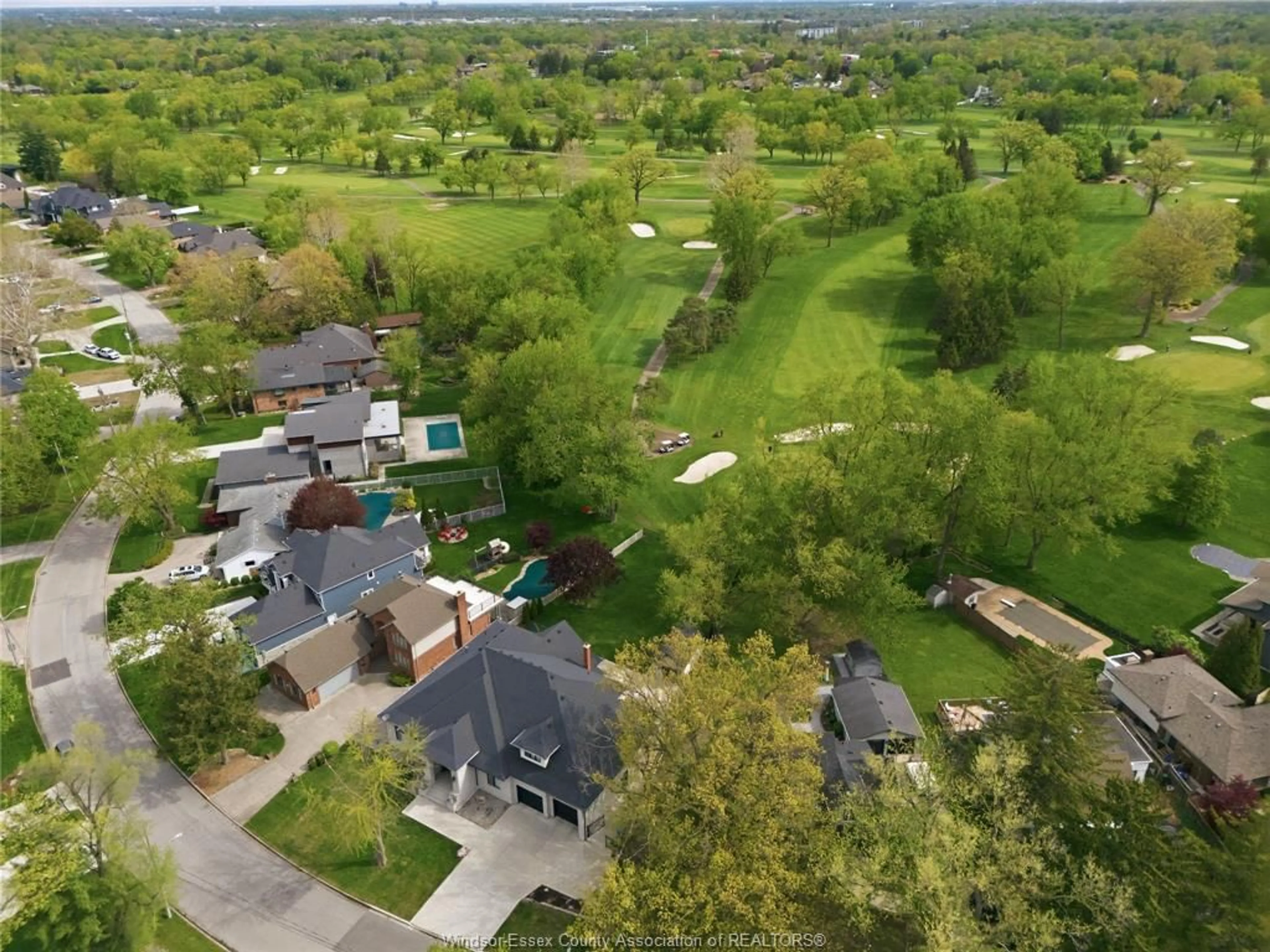 A pic from outside/outdoor area/front of a property/back of a property/a pic from drone, unknown for 1094 ROSELAND Dr, Windsor Ontario N9G 1T8