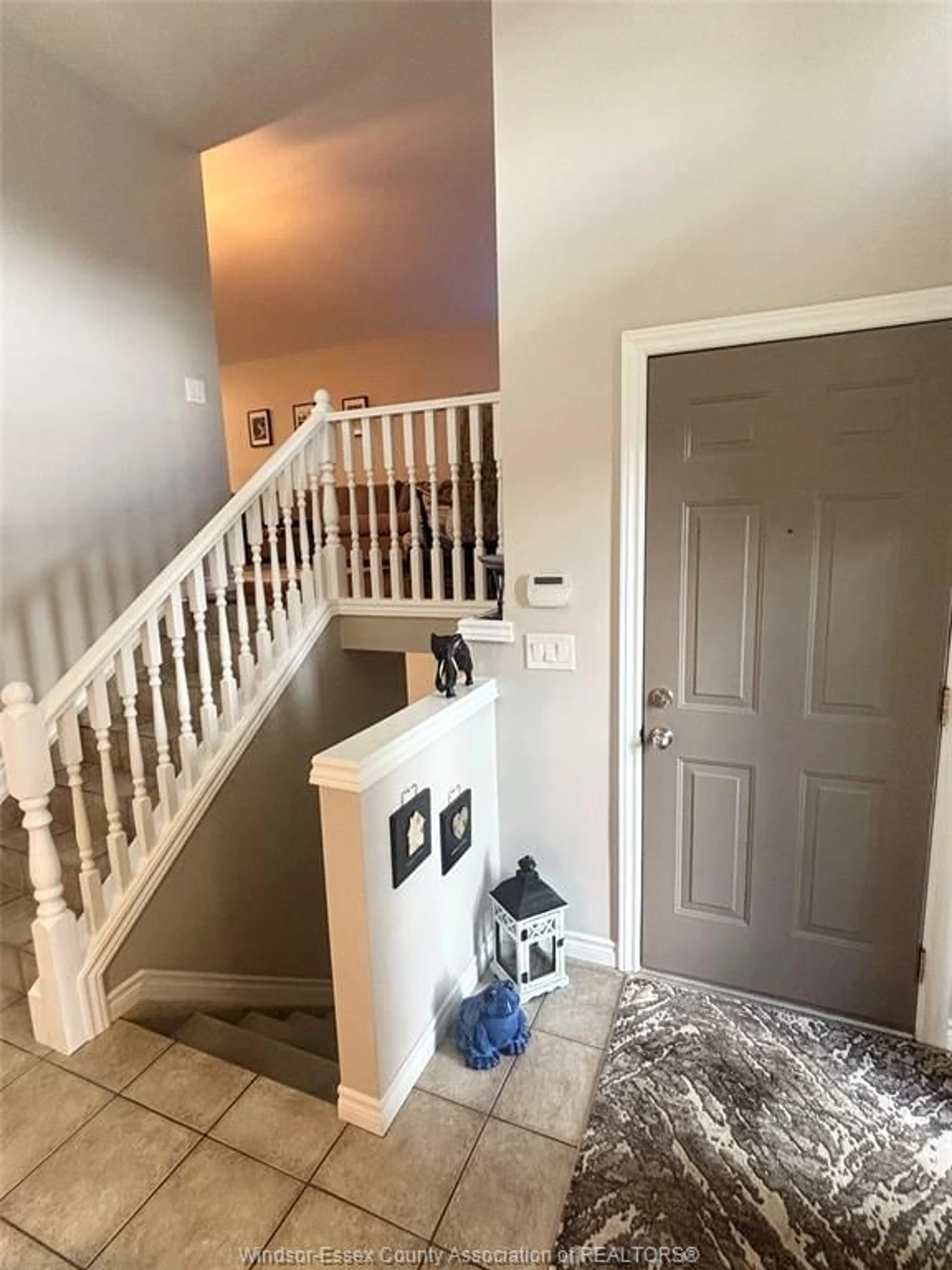 Indoor entryway for 391 JEWEL St, LaSalle Ontario N9J 3X4